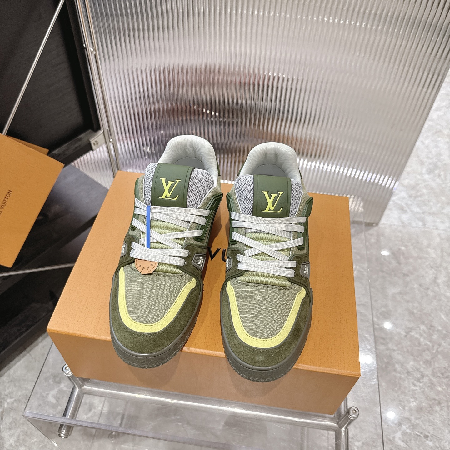 NO:409281,Top version LV TARINE Louis Vuitton New Donkey Brand L Home Couple Style Casual Sports Shoes Skateboard Shoes Original Purchase and Development Made This model LV Trainer Sports Shoes are made of grained cowhide leather, colorful tones to illuminate the plain base. The original configuration is from Virgil Abloh, showing the inspiration of retro basketball shoes. Louis Vuitton handwritten logos and logos establish recognition. The latter represents the year of Louis Vuitton's founding in 1854. The exquisite packaging of the delivery counter Fabric: Original custom imported top layer cowhide Inner: Original custom breathable net Outsole: Original open mold-proof TPU combination sole Thickness: 3CM, casual shoes/sports shoes, louis vuitton, louis vuitton, louis  vuitton, louis vuitton,sneakers,cowhide19860909顶级版本 LV TARINE路易威登 新款驴牌 L家 情侣款 休闲 运动鞋 滑板鞋 原版购入开发 做货 本款 LV Trainer 运动鞋取材粒面牛皮革,缤纷色调点亮素色基底.原版构型出自 Virgil Abloh 之手,展现复古篮球鞋的灵感启发.路易威登手写体标识与 标识等丰富细节树立辨识度.后者代表路易威登创立年份 1854 年 配送专柜精美包装 面料: 原版定制进口头层牛皮 内里: 原版定制透气网里 大底: 原版开模防滑TPU组合大底 底厚: 3CM,休闲鞋/运动鞋,louis vuitton,louis vuitton,louis vuitton,louis vuitton,sneakers,cowhide,Women's Shoes