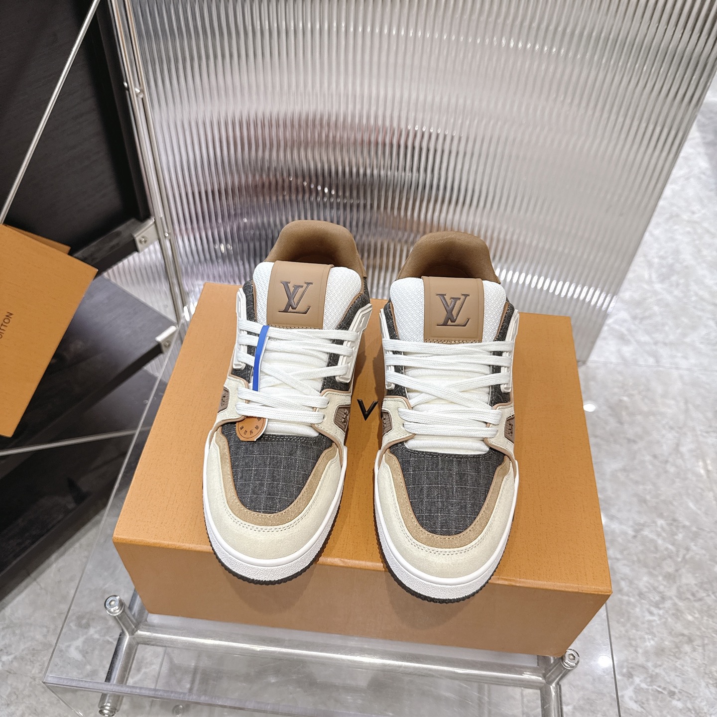 NO:409265,Top version LV TARINE Louis Vuitton Latest Donkey Brand L Home Couple Style Casual Sports Shoes Skateboard Shoes Original Purchase and Development Made Production This LV Trainer Sports Shoes are made of grained cowhide leather, colorful tones to illuminate the plain base. The original configuration is from Virgil Abloh, showing the inspiration of retro basketball shoes. Louis Vuitton handwritten logos and logos establish recognition. The latter represents the year of Louis Vuitton's founding in 1854. The exquisite packaging of the delivery counter Fabric: Original custom imported top layer cowhide Inner: Original custom breathable net Outsole: Original open mold-proof TPU combination sole Thickness: 3CM, casual shoes/sports shoes, louis vuitton, louis vuitton, louis  vuitton, louis vuitton,sneakers,cowhide19860909顶级版本 LV TARINE路易威登 最新款驴牌 L家 情侣款 休闲 运动鞋 滑板鞋 原版购入开发 做货 本款 LV Trainer 运动鞋取材粒面牛皮革,缤纷色调点亮素色基底.原版构型出自 Virgil Abloh 之手,展现复古篮球鞋的灵感启发.路易威登手写体标识与 标识等丰富细节树立辨识度.后者代表路易威登创立年份 1854 年 配送专柜精美包装 面料: 原版定制进口头层牛皮 内里: 原版定制透气网里 大底: 原版开模防滑TPU组合大底 底厚: 3CM,休闲鞋/运动鞋,louis vuitton,louis vuitton,louis vuitton,louis vuitton,sneakers,cowhide,Women's Shoes