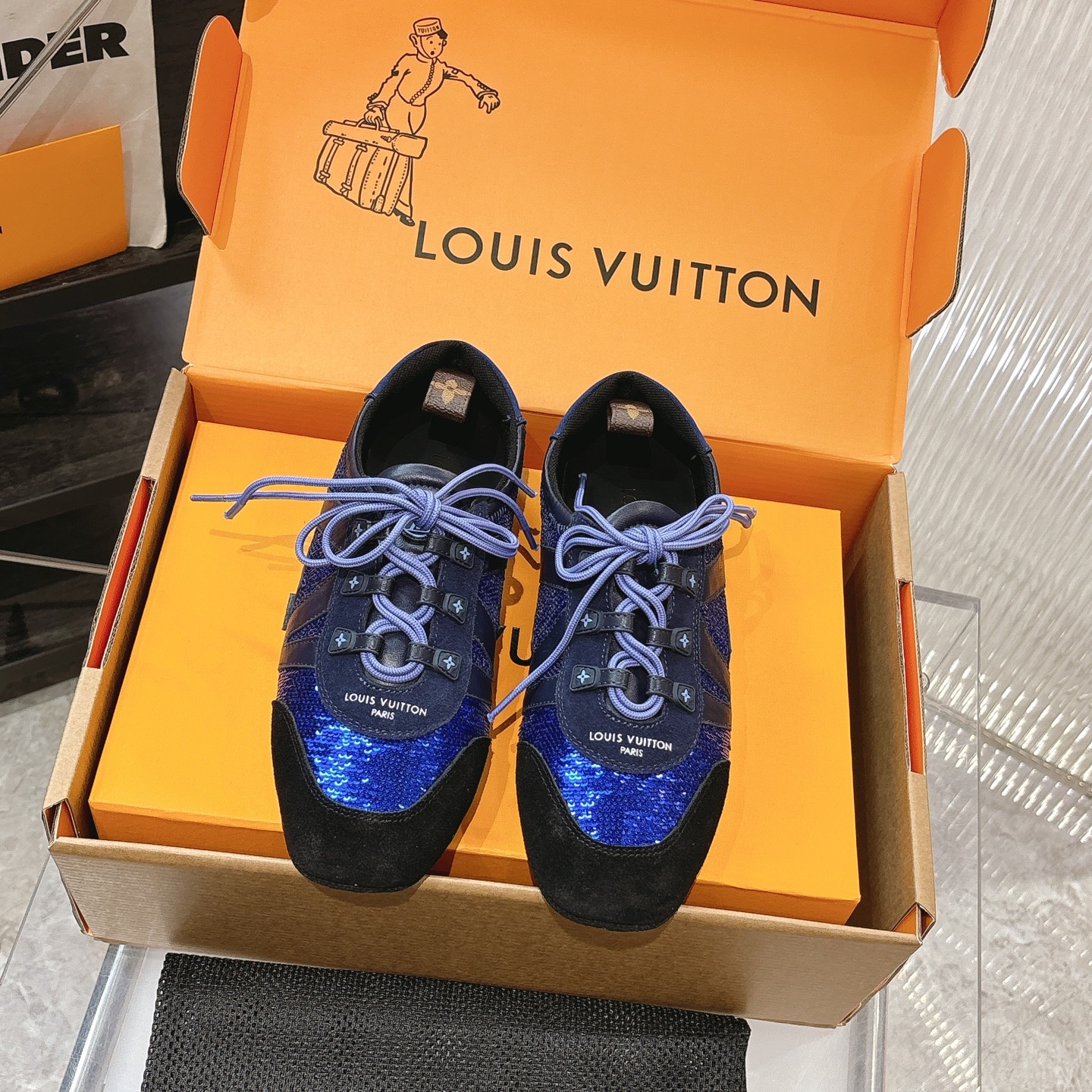 NO:385050,| 5 only made top versions. Welcome to compare with the market goods. Purchase level LV Louis Vuitton counter latest retro mermaid shoes; Forrest Gump shoes; ballet sneakers!  Many internet celebrities have started to show off this lace-up casual sneaker. This lace-up casual sneaker is a perfect American retro style~ It is super beautiful, comfortable, classic and versatile item/cowhide fabric mercerated beef reverse velvet Greet sequins presbyopia cowhide sheepskin lining/foot pad original molded rubber sole/bending and folding super soft size 35-40. A full set of counter synchronized luxury gift box packaging!  Full set of luxury gift boxes for simultaneous counters!  , casual shoes / sneakers , louis vuitton , louis vuitton , sneakers , cowhide , sheepskin19860909| 5  只做顶级版本 欢迎跟市场货对比 代购级别LV路易威登专柜最新复古德训鞋；阿甘鞋；芭蕾运动鞋！众多网红明星纷纷开秀上脚炸街这款系带休闲运动鞋妥妥的美式复古风格～上脚超级好看舒适经典百搭的绝绝子单品/牛皮面料丝光牛反绒格力特亮片老花牛皮羊皮内里/垫脚 原版开模橡胶鞋底/耐弯耐折超软 码数35—40 全套专柜同步豪华礼盒包装！ 全套专柜同步豪华礼盒包装！,休闲鞋/运动鞋,louis vuitton,louis vuitton,sneakers,cowhide,sheepskin,Women's Shoes