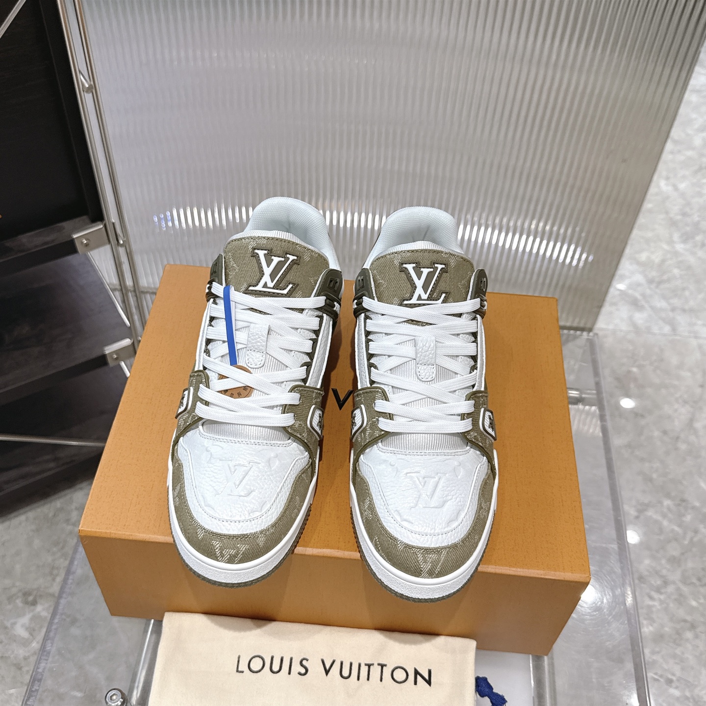 NO:407912,Top version LV TARINE Louis Vuitton Latest Donkey Brand L Home Couple Style Casual Sports Shoes Skateboard Shoes Original Purchase and Development Made Production This LV Trainer Sports Shoes are made of grained cowhide leather, colorful tones to illuminate the plain base. The original configuration is from Virgil Abloh, showing the inspiration of retro basketball shoes. Louis Vuitton handwritten logos and logos establish recognition. The latter represents the year of Louis Vuitton's founding in 1854. The exquisite packaging of the delivery counter Fabric: Original custom imported top layer cowhide Inner: Original custom breathable net Outsole: Original open mold-proof TPU combination sole Thickness: 3CM, casual shoes/sports shoes, louis vuitton, louis vuitton, louis  vuitton, louis vuitton,sneakers,cowhide19860909顶级版本 LV TARINE路易威登 最新款驴牌 L家 情侣款 休闲 运动鞋 滑板鞋 原版购入开发 做货 本款 LV Trainer 运动鞋取材粒面牛皮革,缤纷色调点亮素色基底.原版构型出自 Virgil Abloh 之手,展现复古篮球鞋的灵感启发.路易威登手写体标识与 标识等丰富细节树立辨识度.后者代表路易威登创立年份 1854 年 配送专柜精美包装 面料: 原版定制进口头层牛皮 内里: 原版定制透气网里 大底: 原版开模防滑TPU组合大底 底厚: 3CM,休闲鞋/运动鞋,louis vuitton,louis vuitton,louis vuitton,louis vuitton,sneakers,cowhide,Women's Shoes