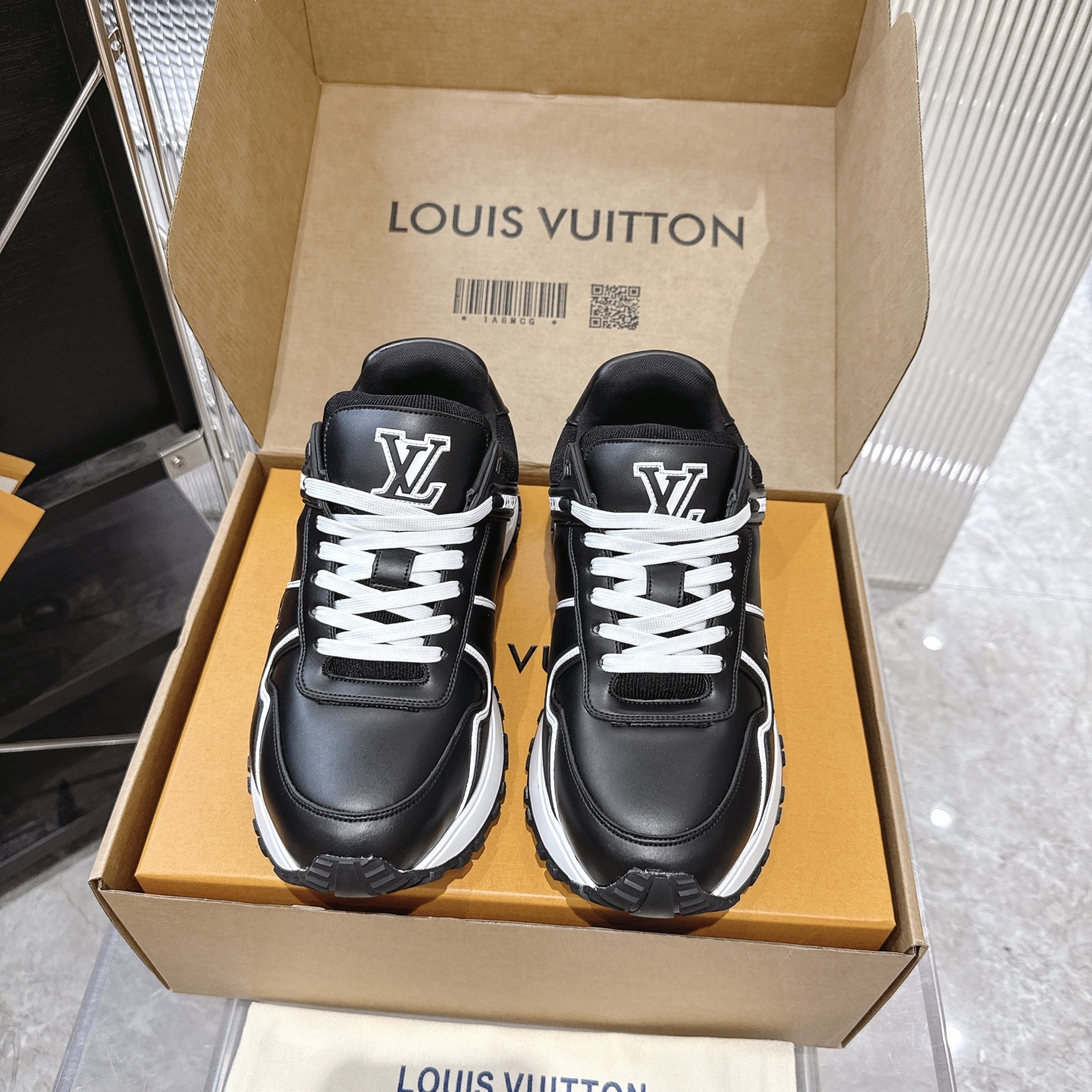 NO:407914,(with airplane box) (first out men's size Louis Vuitton runaway maxi sneakers bread shoes Lv runaway maxi black and white color matching fat Ding This fat and cute shoe is very comfortable on the feet. It should be the most comfortable to accept at present. Suitable for daily commuting and very versatile. Whether it is straight-tight fenders, you can wear your own style. Smooth cowhide uppers incorporate contrasting L letters and Vuitton logo. Light rubber wedge outsole cited running shoes configuration. Cowhide/fabric rubber outsole embellishes Louis Vuitton logo. Size women's style 35-40. Men's style 39-45. Men's style 39-45. Men's style 39-45. Men's style 39-45. Men's style 39-45. Men's style 39-45. Men's style , casual shoes / sneakers, louis vuitton, louis vuitton, louis vuitton, louis vuitton, louis vuitton, sneakers, cowhide19860909（配飞机盒）（先出男码 Louis Vuitton runaway maxi 运动鞋 面包鞋  Lv runaway maxi 黑白配色的胖丁 这个胖胖呼呼的好可爱 这个鞋上脚非常舒服 应该是目前男款能接受度里的最舒适的 适合日常通勤 非常百搭 不管是直筒喇叭卫裤 都能穿出自己的风格光滑牛皮革鞋面融入撞色L 字母和 Vuitton标识 轻盈橡胶坡跟外底援引跑鞋构型 牛皮革/织物橡胶外底点缀路易威登标识 码数女款35-40 男款39-45（男款先出）,休闲鞋/运动鞋,louis vuitton,louis vuitton,louis vuitton,sneakers,cowhide,Women's Shoes