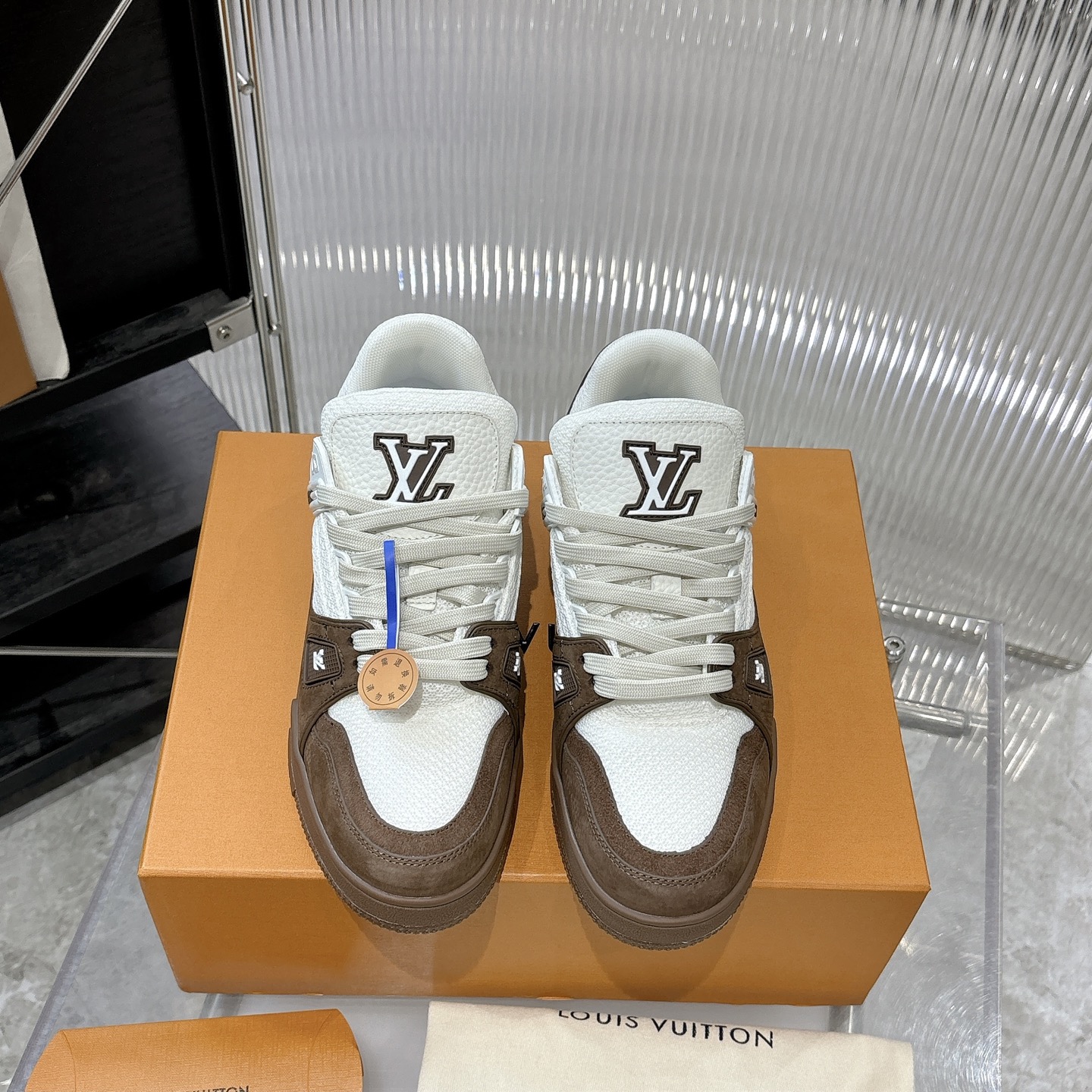 NO:407917,Top version LV TARINE Louis Vuitton Latest Donkey Brand L Home Couple Style Casual Sports Shoes Skateboard Shoes Original Purchase and Development Made Production This LV Trainer Sports Shoes are made of grained cowhide leather, colorful tones to illuminate the plain base. The original configuration is from Virgil Abloh, showing the inspiration of retro basketball shoes. Louis Vuitton handwritten logos and logos establish recognition. The latter represents the year of Louis Vuitton's founding in 1854. The exquisite packaging of the delivery counter Fabric: Original custom imported top layer cowhide Inner: Original custom breathable net Outsole: Original open mold-proof TPU combination sole Thickness: 3CM, casual shoes/sports shoes, louis vuitton, louis vuitton, louis  vuitton, louis vuitton,sneakers,cowhide19860909顶级版本 LV TARINE路易威登 最新款驴牌 L家 情侣款 休闲 运动鞋 滑板鞋 原版购入开发 做货 本款 LV Trainer 运动鞋取材粒面牛皮革,缤纷色调点亮素色基底.原版构型出自 Virgil Abloh 之手,展现复古篮球鞋的灵感启发.路易威登手写体标识与 标识等丰富细节树立辨识度.后者代表路易威登创立年份 1854 年 配送专柜精美包装 面料: 原版定制进口头层牛皮 内里: 原版定制透气网里 大底: 原版开模防滑TPU组合大底 底厚: 3CM,休闲鞋/运动鞋,louis vuitton,louis vuitton,louis vuitton,louis vuitton,sneakers,cowhide,Women's Shoes