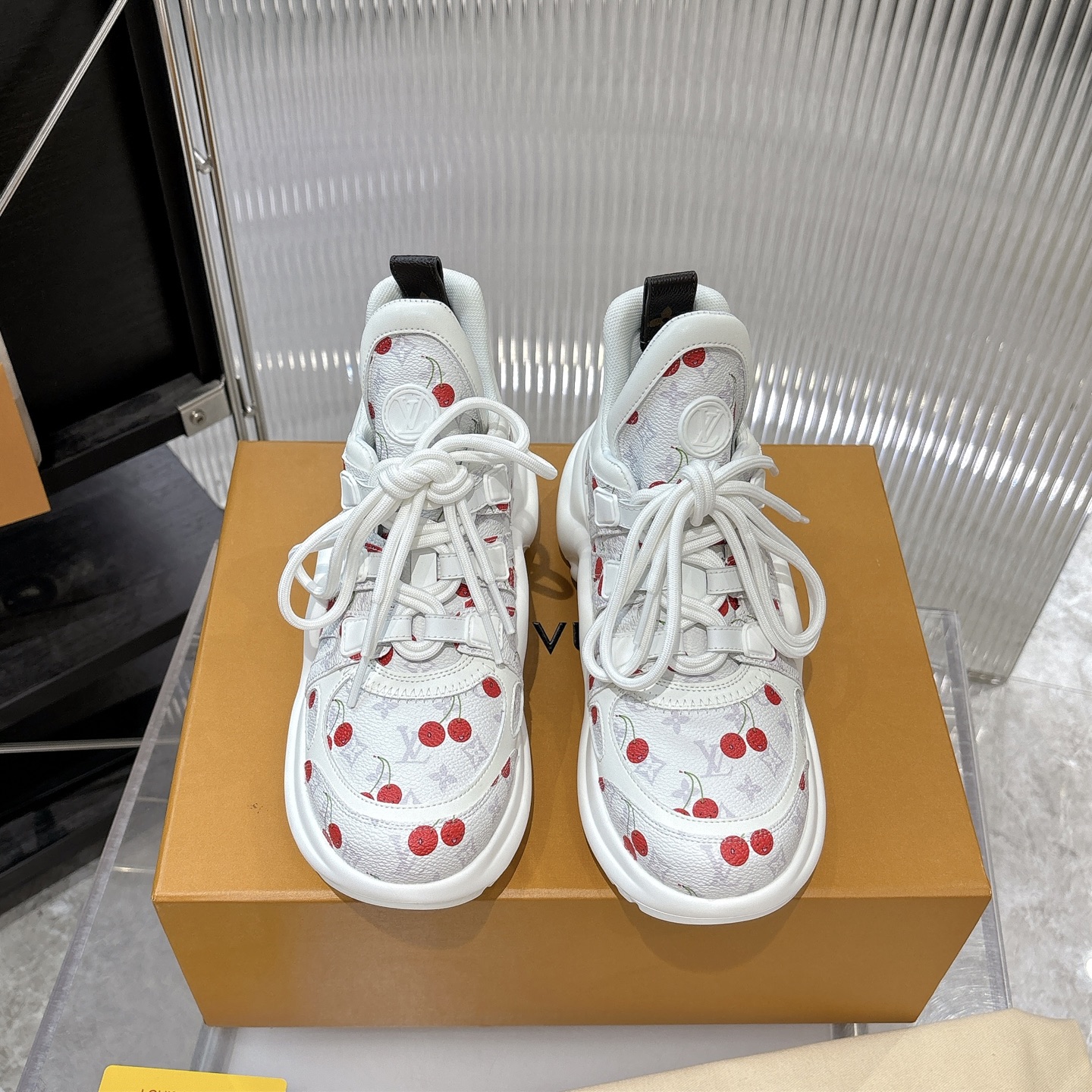 NO:409267,Women's LV Louis Vuitton Donkey Brand L Home Archlight Series Classic Dad Shoes Semi-Travel Arch Bridge Sports Shoes Space Shoes Original Purchase and Development Made Production This model LV Archlight Sports Shoes are made of smooth cowhide leather, interpreted with the details of the upper decoration Monogram Flower inspiration. Double laces are connected in series with brand elements, wide tongue and wavy rubber outsole to express LV Circle logo exquisite packaging for delivery counter Fabric: original imported top layer cowhide, original custom soft sheepskin lining, original open molding genuine U-shaped arch bridge outsole, sole thickness 5CM Size: women's 35-40, casual shoes/sports shoes, louis vuitton, louis vuitton, louis vuitton, louis vuitton, louis vuitton, louis vuitton, louis  vuitton,sneakers,cowhide,sheepskin19860909女款 LV路易威登 驴牌L家Archlight系列 经典 老爹鞋 半拖 拱桥 运动鞋 太空鞋 原版购入开发 做货 本款 LV Archlight 运动鞋取材光滑牛皮革,以鞋面装饰细节诠释 Monogram 花卉的灵感启发.双鞋带串联品牌元素串珠,宽大鞋舌与波浪形橡胶外底抒写 LV Circle 标识 配送专柜精美包装 面料:原版进口头层牛皮 内里原版定制柔软羊皮里 鞋底原版开模正版U型拱桥大底 底厚5CM Size:女款35-40,休闲鞋/运动鞋,louis vuitton,louis vuitton,louis vuitton,louis vuitton,sneakers,cowhide,sheepskin,Women's Shoes