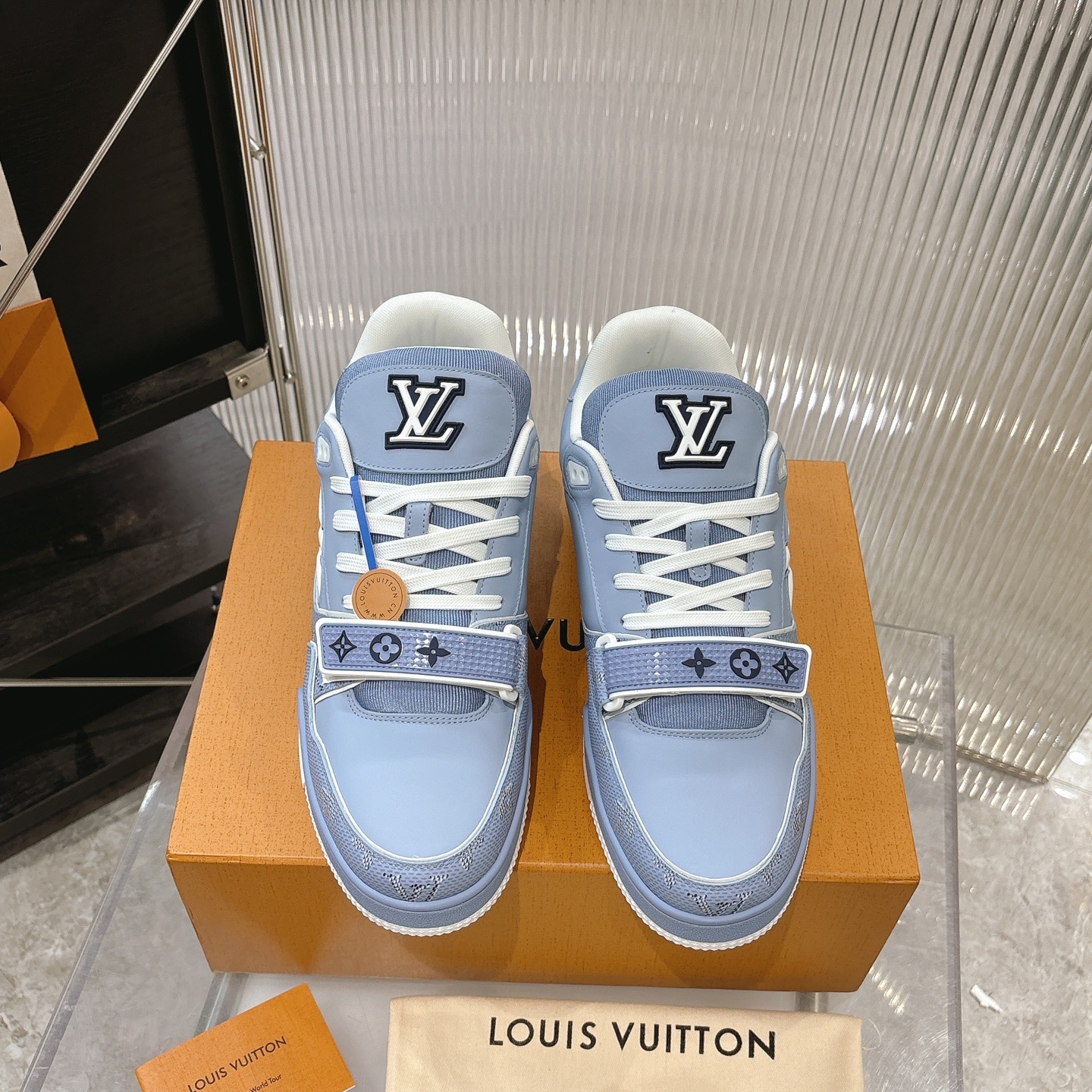 NO:409273,#Top version of L V new Velcro couple LV Louis Vuitton L Home Trainer 25 spring/new style casual sneakers skateboard shoes LV Trainer sneakers are inspired by retro basketball shoes, representing Virgil Abloh's iconic design concept, showing the contemporary interpretation of retro basketball sneakers. Grained cowhide leather The latter echoes the seasonal ready-to-wear series design. Monogram floral embellishment rubber outsole, LV letters mark the tongue. Fabric: original custom top layer cowhide inner: original custom breathable net outsole outsole: two-color TPU combination sole Thickness: 3CM Size: 35-45, casual shoes/sports shoes, louis vuitton, louis vuitton, louis  vuitton,sneakers,cowhide19860909#顶级版本L V新款魔术贴 情侣款 LV 路易威登L家 Trainer 25开春/新款 休闲 运动鞋 滑板鞋 LV Trainer 运动鞋的灵感源自复古篮球鞋,代表 Virgil Abloh 的标志性设计理念 展现复古篮球运动鞋的当代演绎.粒面牛皮革 后者与当季成衣系列设计遥相呼应.Monogram 花卉点缀橡胶外底,LV 字母标注鞋舌. 面料: 原版定制头层牛皮 内里: 原版定制透气网里 大底: 双色TPU组合大底 底厚: 3CM Size: 35-45,休闲鞋/运动鞋,louis vuitton,louis vuitton,louis vuitton,sneakers,cowhide,Women's Shoes