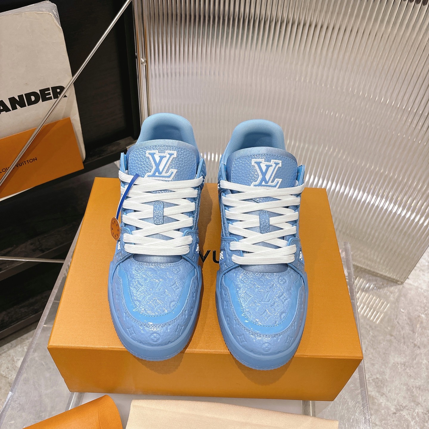 NO:884476,Top version Craftsman style Patent leather embossed LV TARINE Louis Vuitton Latest donkey brand L family Couple style Casual sneakers Skateboard shoes Original purchase, development and production This LV Trainer sneaker is made of grained cow leather, with colorful tones lighting up the plain base. The original configuration is from the hands of Virgil Abloh, showing the inspiration of retro basketball shoes. The Louis Vuitton handwritten logo and  Logo and other rich details establish recognition. The latter represents the year Louis Vuitton was founded in 1854. Exquisite packaging at the delivery counter. Fabric: Original customized imported first-layer cowhide. Lining: Original customized breathable mesh lining. Outsole: Original molded non-slip TPU combination outsole. Sole thickness: 3CM, casual shoes/sports shoes, louis vuitton, louis vuitton, louis vuitton, louis vuitton, sneakers, cowhide.19860909顶级版本 工艺款 漆皮压花 LV TARINE路易威登 最新款驴牌 L家 情侣款 休闲 运动鞋 滑板鞋 原版购入开发 做货 本款 LV Trainer 运动鞋取材粒面牛皮革,缤纷色调点亮素色基底.原版构型出自 Virgil Abloh 之手,展现复古篮球鞋的灵感启发.路易威登手写体标识与 标识等丰富细节树立辨识度.后者代表路易威登创立年份 1854 年 配送专柜精美包装 面料: 原版定制进口头层牛皮 内里: 原版定制透气网里 大底: 原版开模防滑TPU组合大底 底厚: 3CM,休闲鞋/运动鞋,louis vuitton,louis vuitton,louis vuitton,louis vuitton,sneakers,cowhide,Women's Shoes