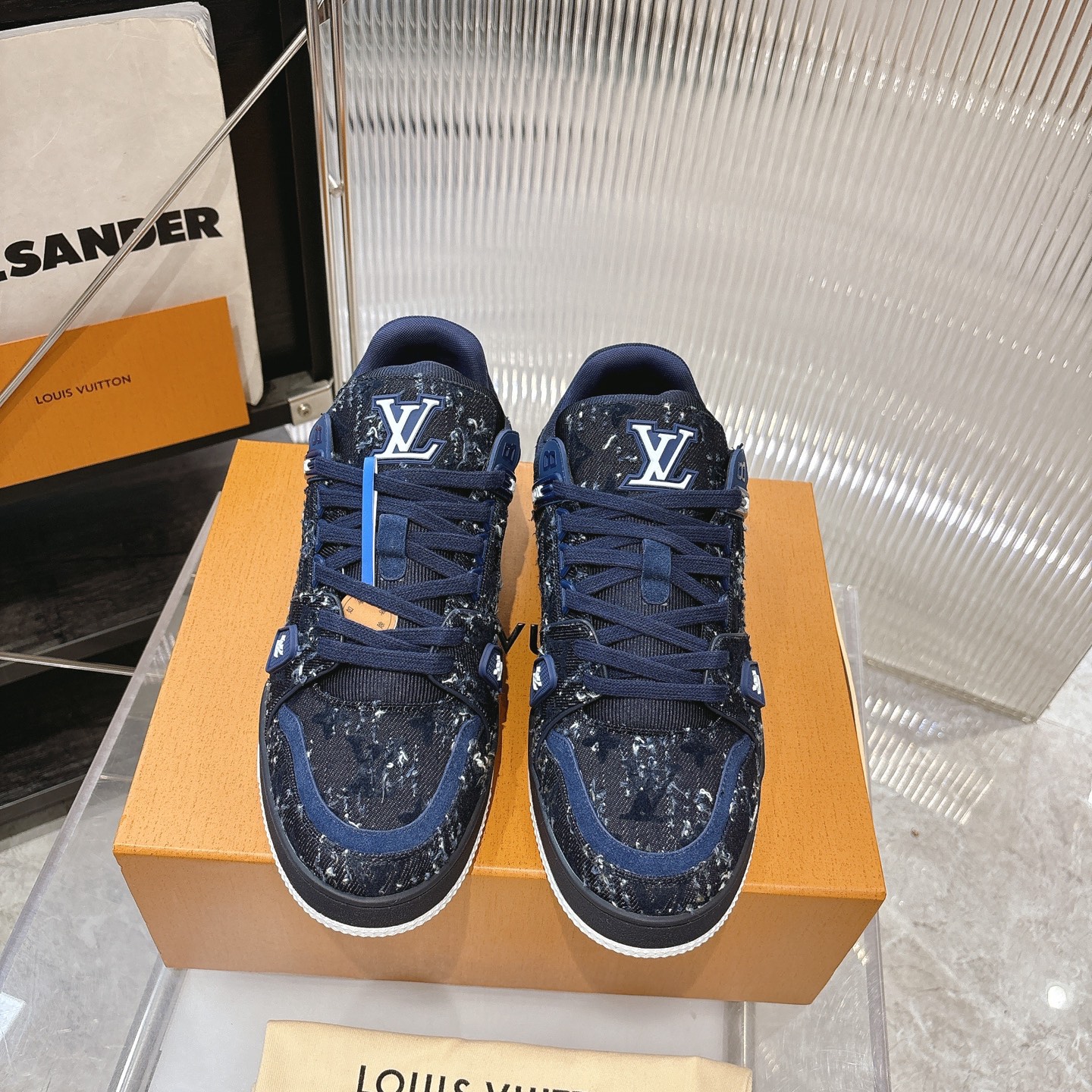 NO:884488,Top version LV TARINE Louis Vuitton Latest Donkey Brand L Family Couple Style Casual Sports Shoes Skateboard Shoes Original purchase, development and production This LV Trainer sneaker is made of grained cow leather, with colorful tones lighting up the plain base. The original configuration was created by Virgil Abloh, showing the inspiration of retro basketball shoes. Rich details such as the Louis Vuitton handwritten logo and logo establish recognition. The latter represents 1854, the year Louis Vuitton was founded.  Exquisite packaging at the delivery counter Fabric: Original customized imported first-layer cowhide Lining: Original customized breathable mesh lining Outsole: Original molded anti-slip TPU combination outsole Sole thickness: 3CM, casual shoes/sports shoes, louis vuitton, louis vuitton, louis vuitton, louis vuitton, sneakers, cowhide19860909顶级版本 LV TARINE路易威登 最新款驴牌 L家 情侣款 休闲 运动鞋 滑板鞋 原版购入开发 做货 本款 LV Trainer 运动鞋取材粒面牛皮革,缤纷色调点亮素色基底.原版构型出自 Virgil Abloh 之手,展现复古篮球鞋的灵感启发.路易威登手写体标识与 标识等丰富细节树立辨识度.后者代表路易威登创立年份 1854 年 配送专柜精美包装 面料: 原版定制进口头层牛皮 内里: 原版定制透气网里 大底: 原版开模防滑TPU组合大底 底厚: 3CM,休闲鞋/运动鞋,louis vuitton,louis vuitton,louis vuitton,louis vuitton,sneakers,cowhide,Women's Shoes