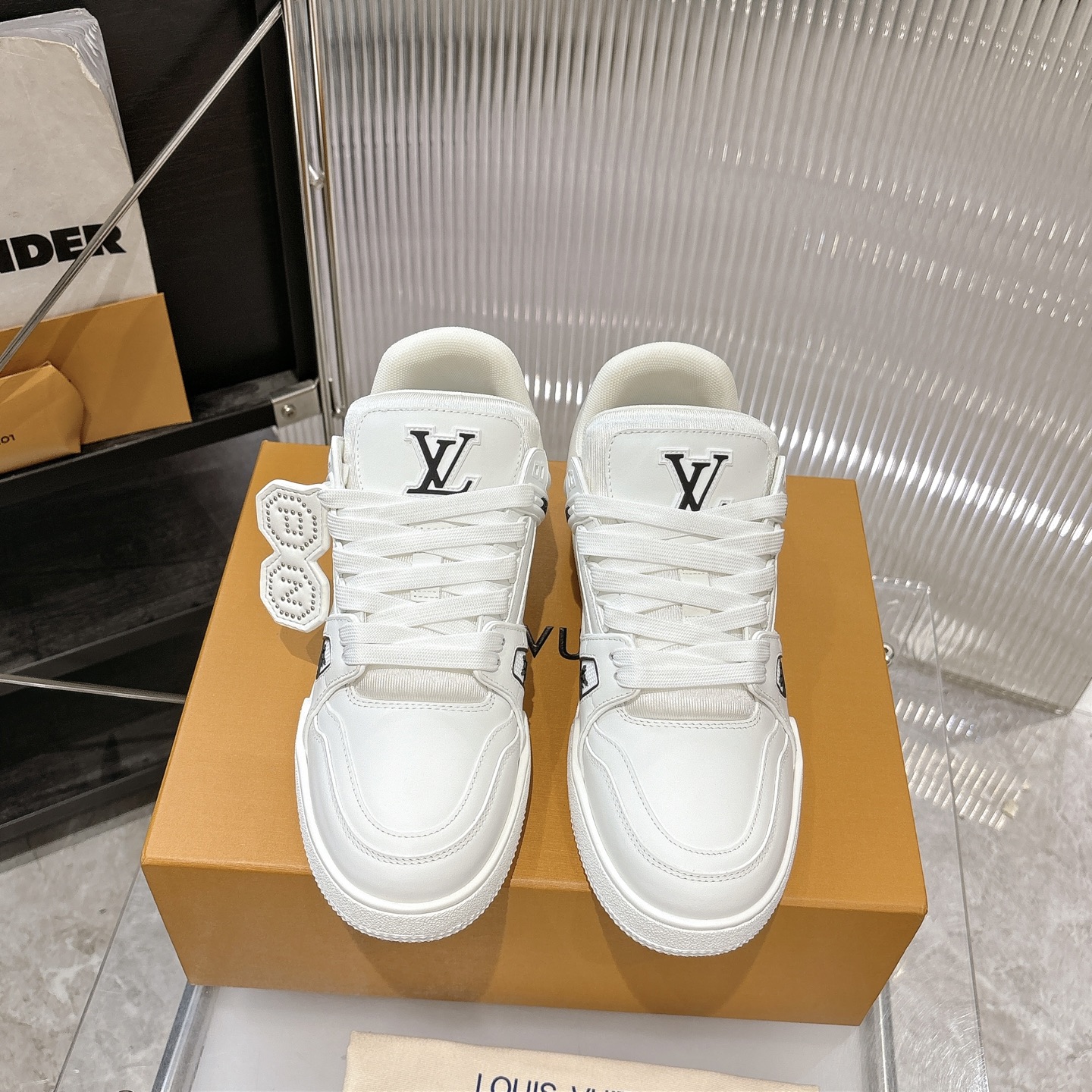 NO:884499,This LV Trainer sneaker pays tribute to the collaboration between Pharrell Williams and Nigo in the 2025 autumn and winter men's wear show. The smooth cow leather upper is decorated with the initials of the two designers with exquisite studs, which contrasts with the portrait pattern on the back. The rubber LV letters and Vuitton logo complete the eye-catching design. Exquisite packaging at the delivery counter. Fabric: Original custom first-layer cowhide. Lining: Original custom breathable mesh lining. Outsole:  Original molded two-color TPU combination outsole, sole thickness: 3CM Size: women's 35-40 men's 38-46, casual shoes/sports shoes, louis vuitton, sneakers, cowhide19860909本款 LV Trainer 运动鞋致意 Pharrell Williams 与 Nigo 在 2025 秋冬男装秀场的联袂合作,以工致饰钉为光滑牛皮革鞋面点缀两位设计师的首字母标签,与后部的肖像图案相映成趣.橡胶 LV 字母和 Vuitton 标识完善瞩目设计 配送专柜精美包装 面料: 原版定制头层牛皮 内里: 原版定制透气网里 大底: 原版开模双色TPU组合大底 底厚: 3CM Size: 女款35-40 男38-46,休闲鞋/运动鞋,louis vuitton,sneakers,cowhide,Women's Shoes