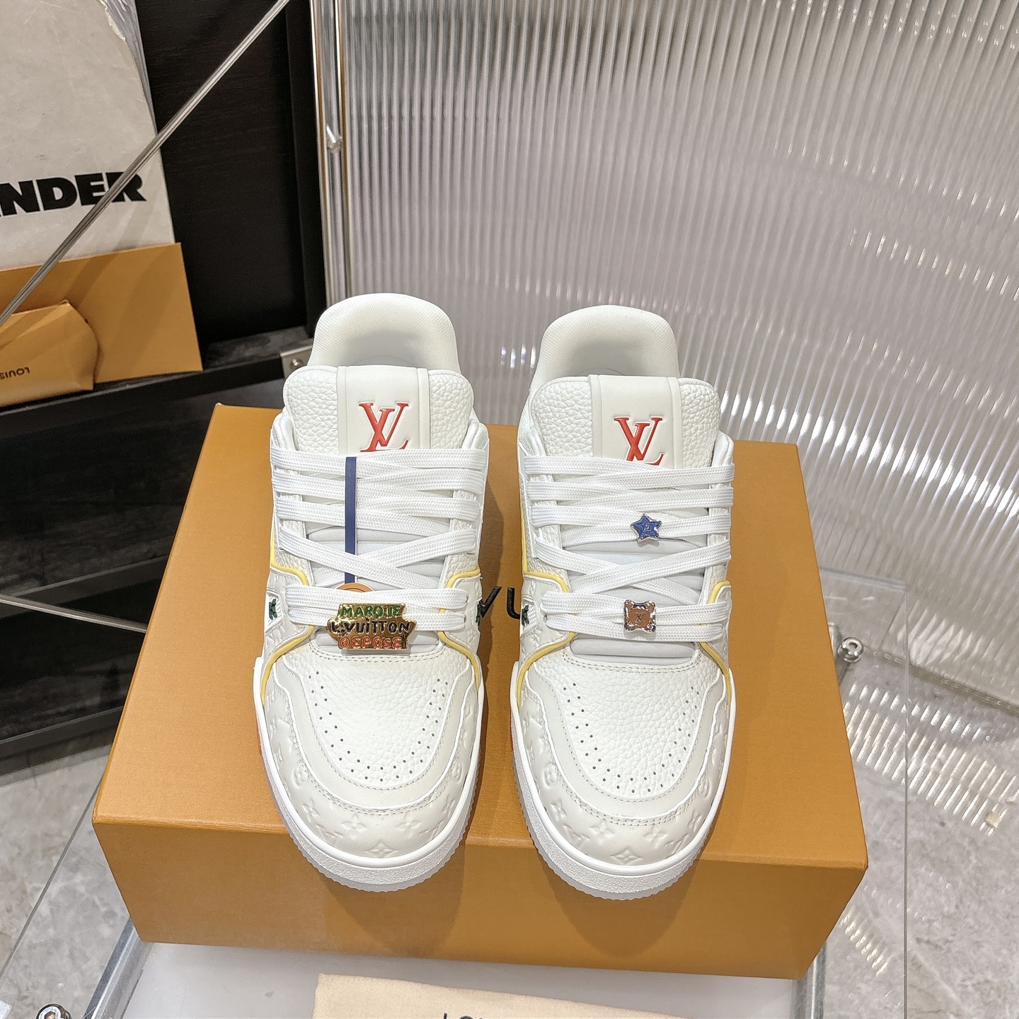 NO:884509,(You can match the buttons as shown in the picture) Couple model LV TARINE Louis Vuitton Donkey Brand L Family Cruise Limited Couple model Casual sneakers Skateboard shoes Original purchase, development and production This LV Trainer sneaker is made of smooth cow leather with a Monogram pattern, telling the inspiration of retro basketball shoes. The complex upper is embellished with LV letters, and the #54 logo traces back to 1854, the birth of the brand. Exquisite packaging at the delivery counter. Fabric: Original custom imported first-layer cowhide.  Inner lining: original customized breathable mesh lining Outsole: original molded non-slip TPU material Sole thickness: 3CM Size: women's 35-41 / men's 38-46, casual shoes/sports shoes, louis vuitton, louis vuitton, louis vuitton, louis vuitton, sneakers, cowhide19860909(扣子来图随意搭)情侣款 LV TARINE路易威登 驴牌 L家 邮轮限定 情侣款 休闲 运动鞋 滑板鞋 原版购入开发 做货 本款 LV Trainer 运动鞋为光滑牛皮革描绘 Monogram 图案,讲述复古篮球鞋的灵感启发.繁复鞋面点缀 LV 字母,#54 标识追溯品牌诞生的 1854 年 配送专柜精美包装 面料: 原版定制进口头层牛皮 内里: 原版定制透气网里 大底: 原版开模防滑TPU材质 底厚: 3CM Size: 女款35-41 / 男款38-46,休闲鞋/运动鞋,louis vuitton,louis vuitton,louis vuitton,louis vuitton,sneakers,cowhide,Women's Shoes