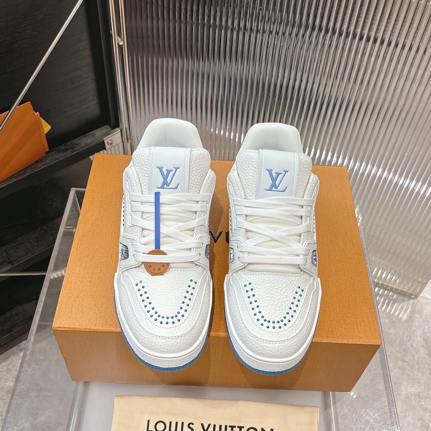 NO:668183,New style is coming!  LV TARINE Louis Vuitton Donkey Brand L Family Cruise Exclusive Couple Style Casual Sports Shoes Skateboard Shoes Original purchase, development, production This LV Trainer sneaker is made of smooth cow leather with a Monogram pattern, telling the inspiration of retro basketball shoes. The complex upper is embellished with LV letters, and the #54 logo traces the birth of the brand in 1854. Exquisite packaging at the delivery counter. Fabric: Original custom imported first-layer cowhide. Lining: Original custom breathable mesh lining.  Outsole: original molded non-slip TPU material. Sole thickness: 3CM, casual shoes/sports shoes, louis vuitton, louis vuitton, louis vuitton, louis vuitton, sneakers, cowhide19860909新款来袭！ LV TARINE路易威登 驴牌 L家 邮轮限定 情侣款 休闲 运动鞋 滑板鞋 原版购入开发 做货 本款 LV Trainer 运动鞋为光滑牛皮革描绘 Monogram 图案,讲述复古篮球鞋的灵感启发.繁复鞋面点缀 LV 字母,#54 标识追溯品牌诞生的 1854 年 配送专柜精美包装 面料: 原版定制进口头层牛皮 内里: 原版定制透气网里 大底: 原版开模防滑TPU材质 底厚: 3CM,休闲鞋/运动鞋,louis vuitton,louis vuitton,louis vuitton,louis vuitton,sneakers,cowhide,Women's Shoes