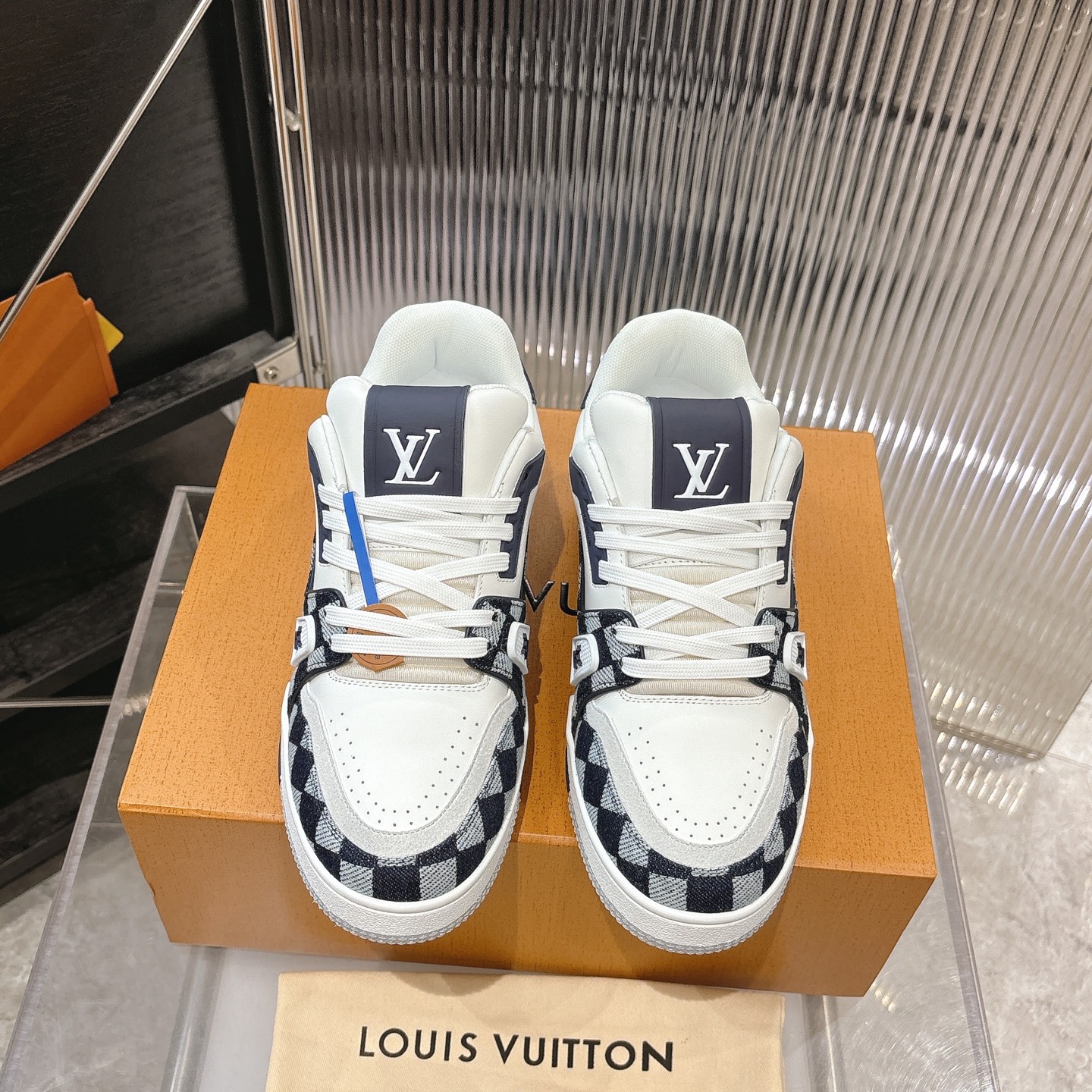 NO:668187,New style is coming!  LV co-branded nigo is coming one after another LV TARINE Louis Vuitton Donkey Brand L Family Cruise Exclusive Couple Style Casual Sports Shoes Skateboard Shoes Original purchase, development and production This LV Trainer sneaker is made of smooth cow leather with a Monogram pattern, telling the inspiration of retro basketball shoes. The complex upper is embellished with LV letters, the #54 logo traces back to the birth of the brand in 1854. Exquisite packaging at the delivery counter. Fabric: Original custom imported first-layer cowhide  Inner lining: original customized breathable mesh lining Outsole: original molded non-slip TPU material Sole thickness: 3CM, casual shoes/sports shoes, louis vuitton, louis vuitton, louis vuitton, louis vuitton, sneakers, cowhide19860909新款来袭！ lv联名nigo 陆续来袭 LV TARINE路易威登 驴牌 L家 邮轮限定 情侣款 休闲 运动鞋 滑板鞋 原版购入开发 做货 本款 LV Trainer 运动鞋为光滑牛皮革描绘 Monogram 图案,讲述复古篮球鞋的灵感启发.繁复鞋面点缀 LV 字母,#54 标识追溯品牌诞生的 1854 年 配送专柜精美包装 面料: 原版定制进口头层牛皮 内里: 原版定制透气网里 大底: 原版开模防滑TPU材质 底厚: 3CM,休闲鞋/运动鞋,louis vuitton,louis vuitton,louis vuitton,louis vuitton,sneakers,cowhide,Women's Shoes