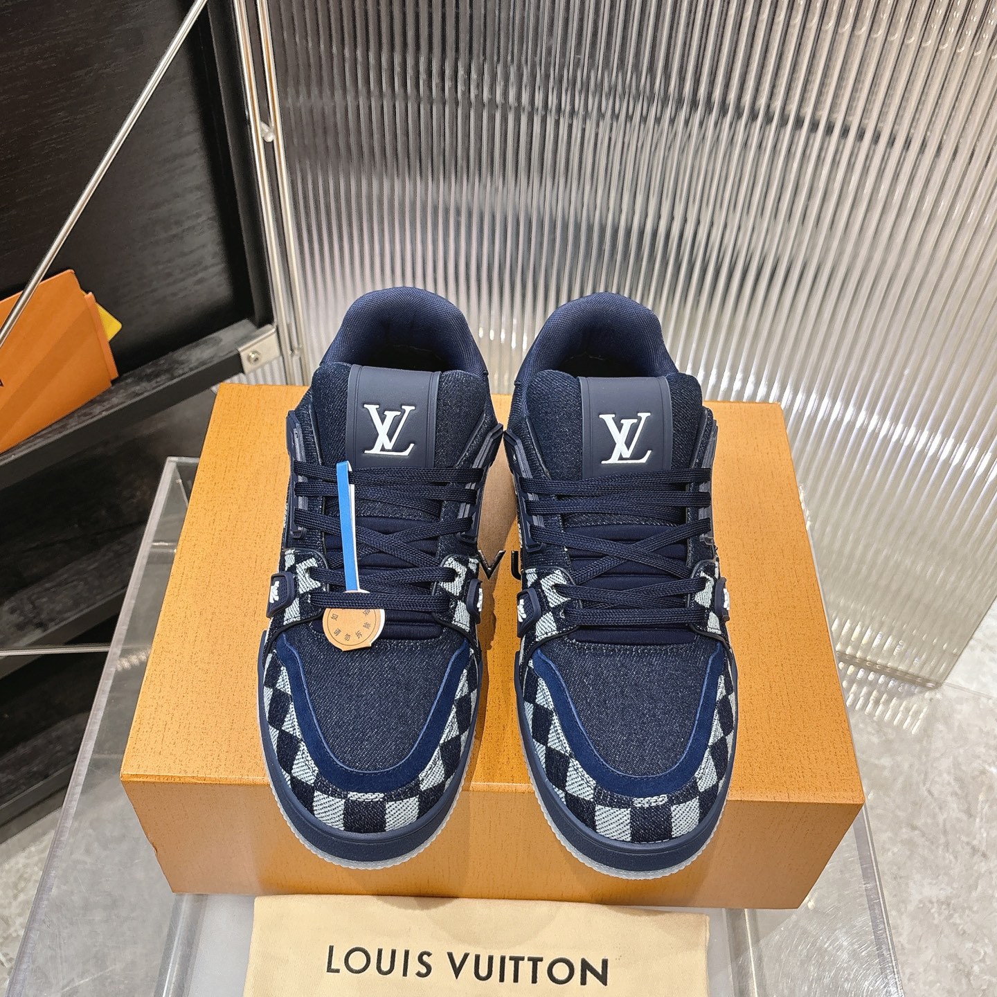 NO:668191,New style is coming!  LV co-branded nigo LV TARINE Louis Vuitton Donkey Brand L Family Cruise Exclusive Couple Style Casual Sports Shoes Skateboard Shoes Original purchase, development and production This LV Trainer sneaker is made of smooth cow leather with a Monogram pattern, telling the inspiration of retro basketball shoes. The complex upper is embellished with LV letters, the #54 logo traces back to the birth of the brand in 1854. Exquisite packaging at the delivery counter. Fabric: Original custom imported first-layer cowhide. Inner:  Original customized breathable mesh lining Outsole: Original molded non-slip TPU material Sole thickness: 3CM, casual shoes/sports shoes, louis vuitton, louis vuitton, louis vuitton, louis vuitton, sneakers, cowhide19860909新款来袭！ lv联名nigo LV TARINE路易威登 驴牌 L家 邮轮限定 情侣款 休闲 运动鞋 滑板鞋 原版购入开发 做货 本款 LV Trainer 运动鞋为光滑牛皮革描绘 Monogram 图案,讲述复古篮球鞋的灵感启发.繁复鞋面点缀 LV 字母,#54 标识追溯品牌诞生的 1854 年 配送专柜精美包装 面料: 原版定制进口头层牛皮 内里: 原版定制透气网里 大底: 原版开模防滑TPU材质 底厚: 3CM,休闲鞋/运动鞋,louis vuitton,louis vuitton,louis vuitton,louis vuitton,sneakers,cowhide,Women's Shoes