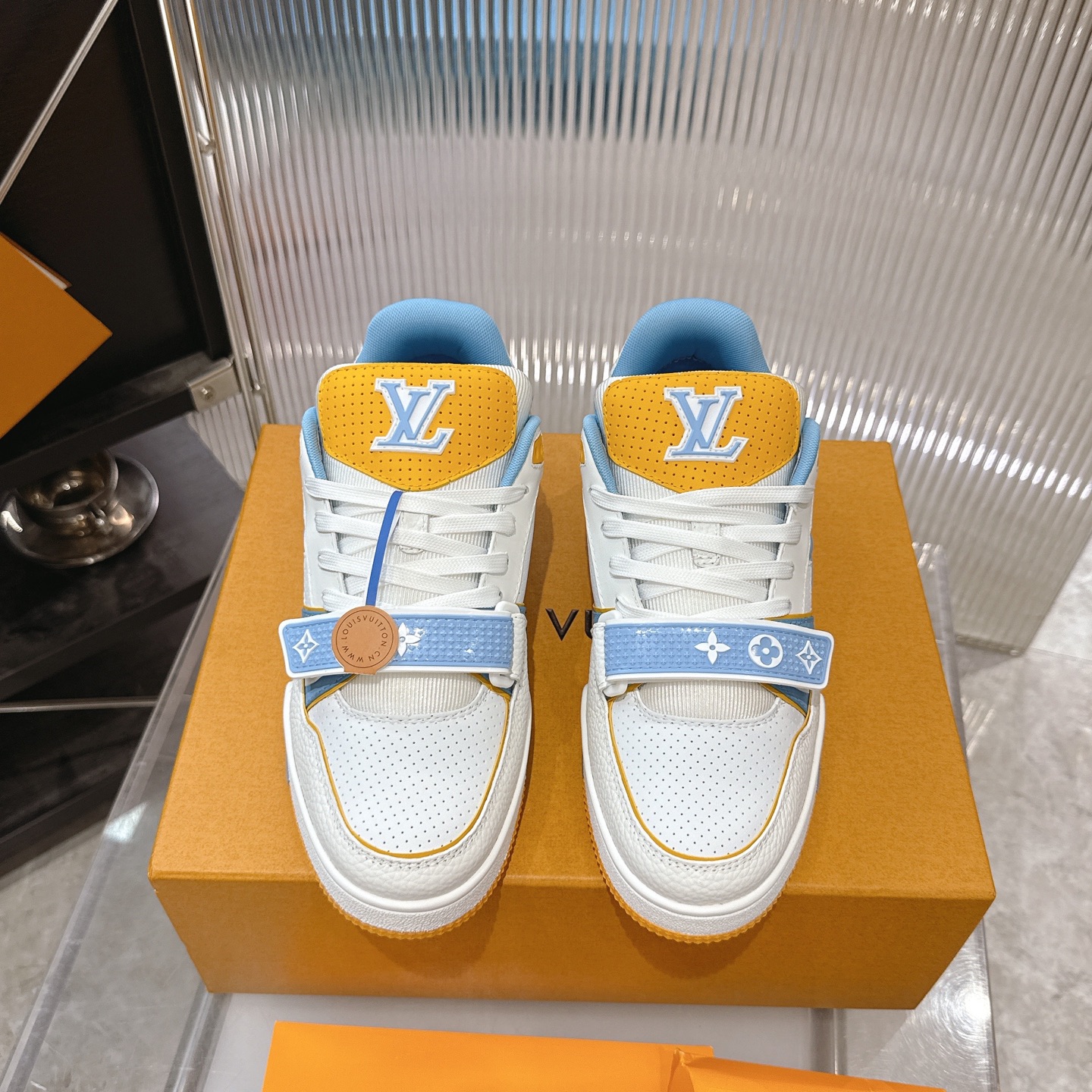 NO:668182,The latest color of Velcro, new style, new style is coming!  LV TARINE Louis Vuitton Donkey Brand L Family Cruise Exclusive Couple Style Casual Sports Shoes Skateboard Shoes Original purchase, development, production This LV Trainer sneaker is made of smooth cow leather with a Monogram pattern, telling the inspiration of retro basketball shoes. The complex upper is embellished with LV letters, and the logo traces back to 1854, the birth of the brand. Exquisite packaging at the delivery counter. Fabric: Original custom imported first-layer cowhide. Lining: Original custom breathable mesh lining. Outsole:  Original open mold non-slip TPU material, casual shoes/sports shoes, louis vuitton, louis vuitton, louis vuitton, louis vuitton, sneakers, cowhide19860909魔术贴最新色 新款 新款来袭！ LV TARINE路易威登 驴牌 L家 邮轮限定 情侣款 休闲 运动鞋 滑板鞋 原版购入开发 做货 本款 LV Trainer 运动鞋为光滑牛皮革描绘 Monogram 图案,讲述复古篮球鞋的灵感启发.繁复鞋面点缀 LV 字母,标识追溯品牌诞生的 1854 年 配送专柜精美包装 面料: 原版定制进口头层牛皮 内里: 原版定制透气网里 大底: 原版开模防滑TPU材质,休闲鞋/运动鞋,louis vuitton,louis vuitton,louis vuitton,louis vuitton,sneakers,cowhide,Women's Shoes