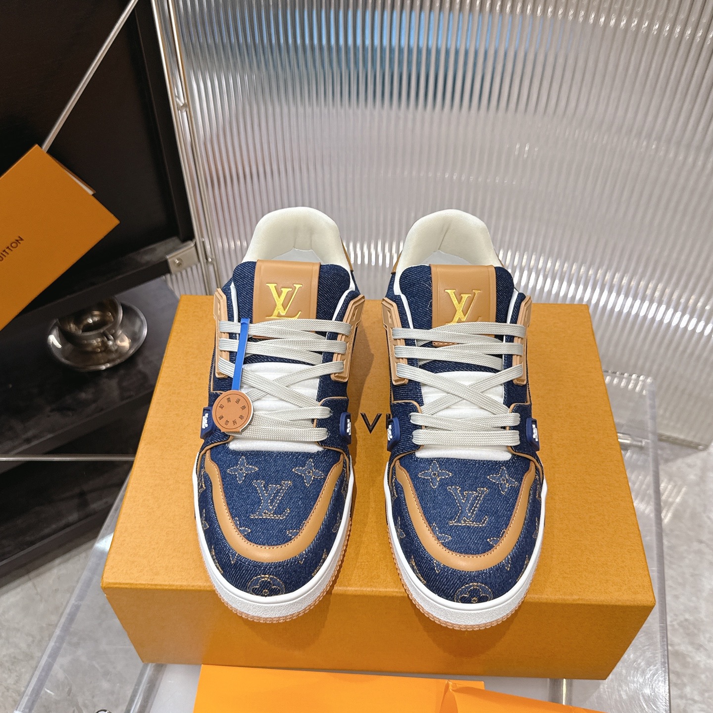 NO:668170,The latest colors, new styles, new styles are coming!  LV TARINE Louis Vuitton Donkey Brand L Family Cruise Exclusive Couple Style Casual Sports Shoes Skateboard Shoes Original purchase, development, production This LV Trainer sneaker is made of smooth cow leather with a Monogram pattern, telling the inspiration of retro basketball shoes. The complex upper is embellished with LV letters, and the logo traces back to 1854, the birth of the brand. Exquisite packaging at the delivery counter. Fabric: Original custom imported first-layer cowhide. Lining: Original custom breathable mesh lining. Outsole:  Original open mold non-slip TPU material, casual shoes/sports shoes, louis vuitton, louis vuitton, louis vuitton, louis vuitton, sneakers, cowhide19860909最新色 新款 新款来袭！ LV TARINE路易威登 驴牌 L家 邮轮限定 情侣款 休闲 运动鞋 滑板鞋 原版购入开发 做货 本款 LV Trainer 运动鞋为光滑牛皮革描绘 Monogram 图案,讲述复古篮球鞋的灵感启发.繁复鞋面点缀 LV 字母,标识追溯品牌诞生的 1854 年 配送专柜精美包装 面料: 原版定制进口头层牛皮 内里: 原版定制透气网里 大底: 原版开模防滑TPU材质,休闲鞋/运动鞋,louis vuitton,louis vuitton,louis vuitton,louis vuitton,sneakers,cowhide,Women's Shoes