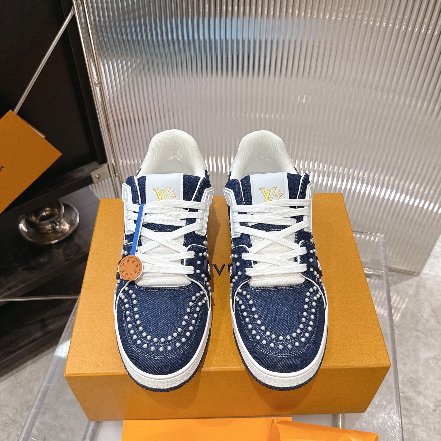 NO:668172,The latest color pearl new model is coming!  LV TARINE Louis Vuitton Donkey Brand L Family Cruise Exclusive Couple Style Casual Sports Shoes Skateboard Shoes Original purchase, development, production This LV Trainer sneaker is made of smooth cow leather with a Monogram pattern, telling the inspiration of retro basketball shoes. The complex upper is embellished with LV letters, and the logo traces back to 1854, the birth of the brand. Exquisite packaging at the delivery counter. Fabric: Original custom imported first-layer cowhide. Lining: Original custom breathable mesh lining. Outsole:  Original open mold non-slip TPU material, casual shoes/sports shoes, louis vuitton, louis vuitton, louis vuitton, louis vuitton, sneakers, cowhide19860909最新色 珍珠新款 新款来袭！ LV TARINE路易威登 驴牌 L家 邮轮限定 情侣款 休闲 运动鞋 滑板鞋 原版购入开发 做货 本款 LV Trainer 运动鞋为光滑牛皮革描绘 Monogram 图案,讲述复古篮球鞋的灵感启发.繁复鞋面点缀 LV 字母,标识追溯品牌诞生的 1854 年 配送专柜精美包装 面料: 原版定制进口头层牛皮 内里: 原版定制透气网里 大底: 原版开模防滑TPU材质,休闲鞋/运动鞋,louis vuitton,louis vuitton,louis vuitton,louis vuitton,sneakers,cowhide,Women's Shoes