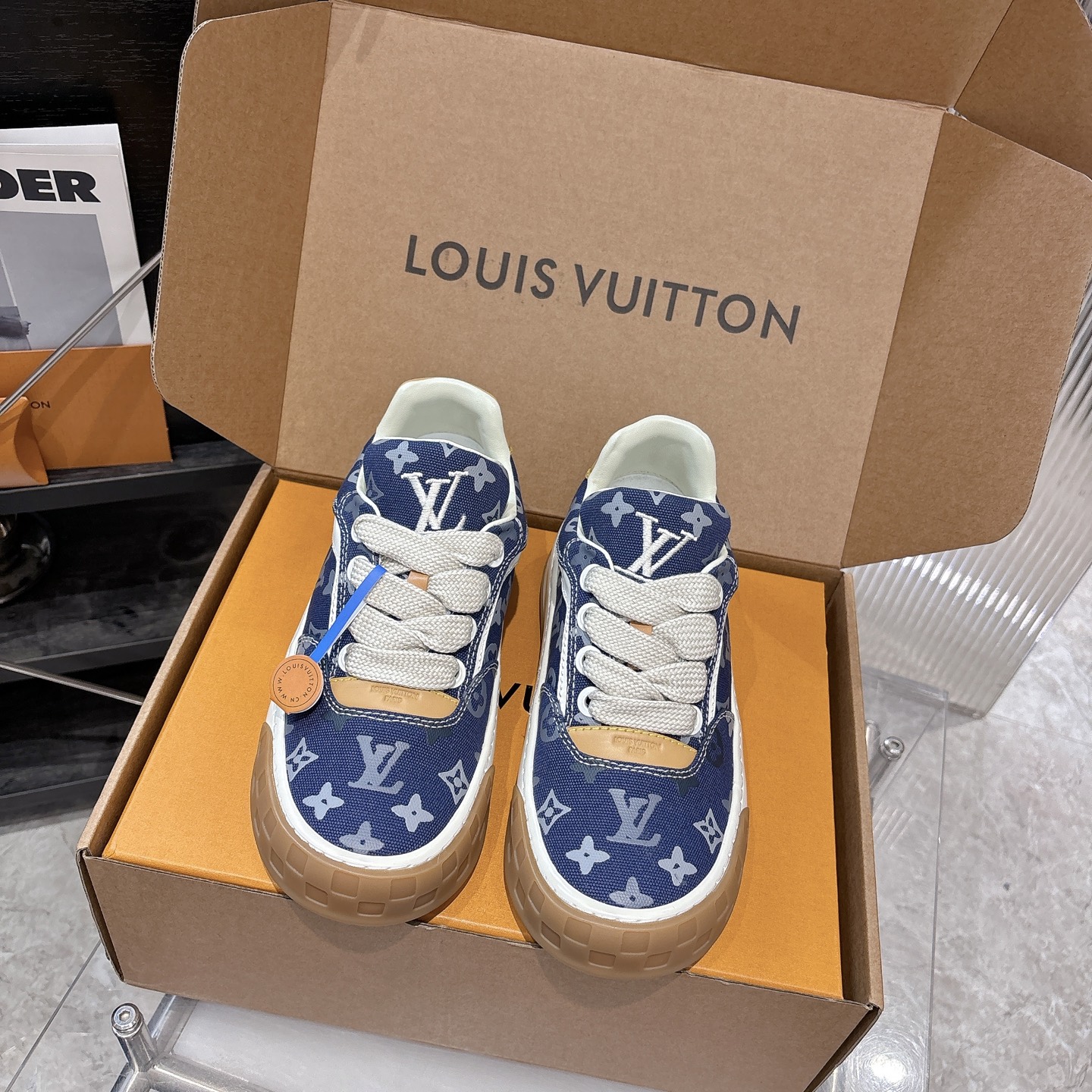 NO:706118,(Top version) LV Louis Vuitton 26ss new men's sports shoes, casual shoes, original air-glue process, very comfortable on the feet, luxury materials, fine workmanship, English letters made in Europe printed on the midsole, uppers made of calfskin imported from Italy, brand LOGO and signature on the sides, latest latex foot mesh lining, super comfortable foot feel, original two-color TPU combination outsole, package technology, Goodyear stitching  Exclusive custom-made first-layer cowhide, fully computerized needle-turn wire drawing, toe cap, back cover, hot and cold shaping, full set of pull-top last, medium and low logo pattern, code number female 35-40, male 39-45 (custom-made for female 40, male 39), casual shoes/sports shoes, louis vuitton, louis vuitton, sneakers, cowhide19860909（顶级版本） LV 路易威登 26ss新款男士 运动鞋 休闲鞋 原版空胶工艺·上脚非常舒适 奢侈用料 做工精细 中底印有欧洲制造英文字母 鞋面由意大利进口小牛皮拼接 侧边饰有品牌LOGO标志及签名 最新乳胶垫脚网布内里,脚感超舒适 原厂特供原版双色TPU组合大底 套包工艺 固特异缝合锁边 独家定制头层牛皮 工艺全电脑针车拉线 鞋头 后套 冷热定型 全套拉帮套楦中低logo花纹 码数女35-40、男39-45（女40、男39定做）,休闲鞋/运动鞋,louis vuitton,louis vuitton,sneakers,cowhide,Women's Shoes