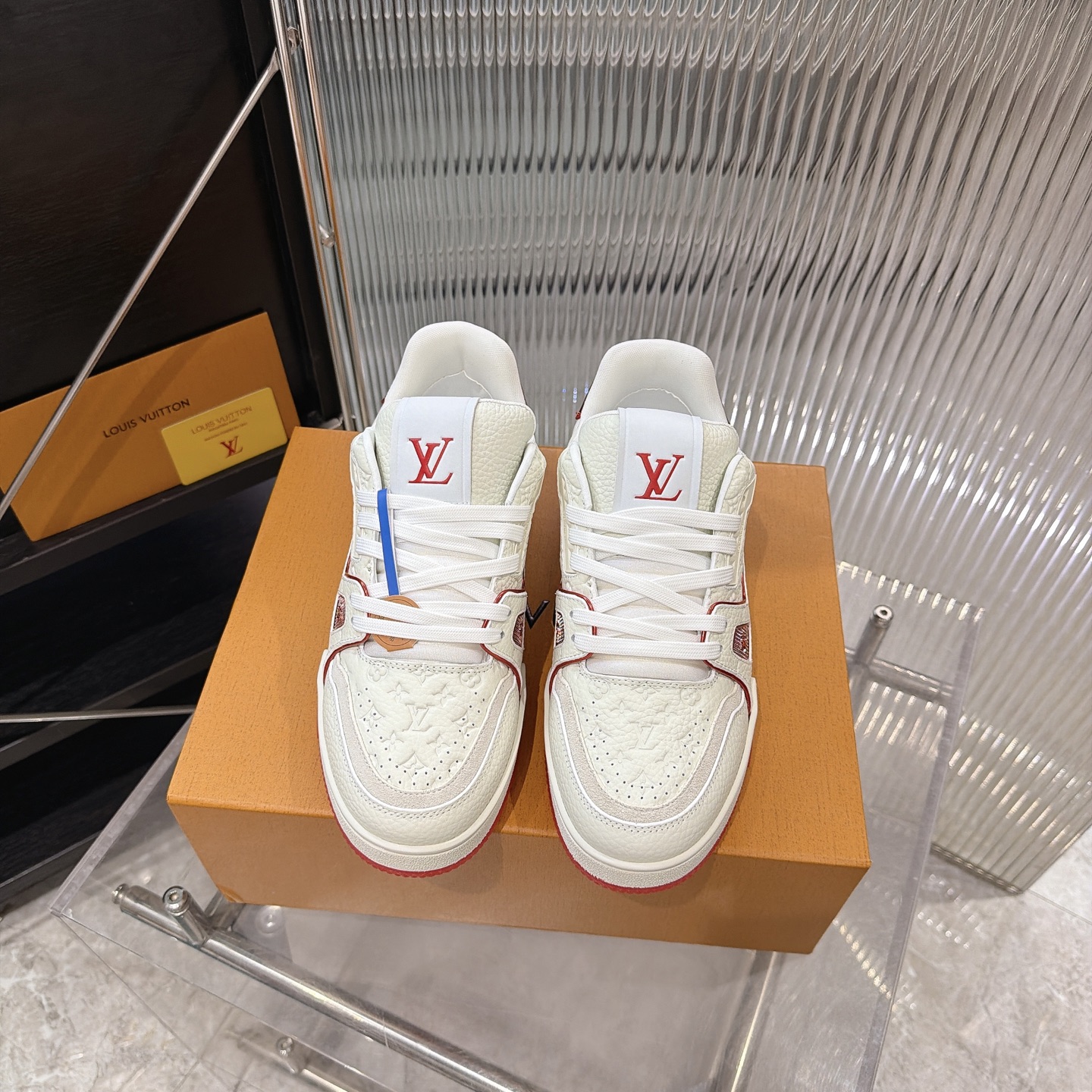 NO:884465,The latest colors and new styles are coming!  LV TARINE Louis Vuitton Donkey Brand L Family Cruise Exclusive Couple Style Casual Sports Shoes Skateboard Shoes Original purchase, development, production This LV Trainer sneaker is made of smooth cow leather with a Monogram pattern, telling the inspiration of retro basketball shoes. The complex upper is embellished with LV letters, and the logo traces back to 1854, the birth of the brand. Exquisite packaging at the delivery counter. Fabric: Original customized imported first-layer cowhide. Lining: Original customized breathable mesh lining. Outsole:  Original open mold non-slip TPU material, casual shoes/sports shoes, louis vuitton, louis vuitton, louis vuitton, louis vuitton, sneakers, cowhide19860909最新色新款 新款来袭！ LV TARINE路易威登 驴牌 L家 邮轮限定 情侣款 休闲 运动鞋 滑板鞋 原版购入开发 做货 本款 LV Trainer 运动鞋为光滑牛皮革描绘 Monogram 图案,讲述复古篮球鞋的灵感启发.繁复鞋面点缀 LV 字母,标识追溯品牌诞生的 1854 年 配送专柜精美包装 面料: 原版定制进口头层牛皮 内里: 原版定制透气网里 大底: 原版开模防滑TPU材质,休闲鞋/运动鞋,louis vuitton,louis vuitton,louis vuitton,louis vuitton,sneakers,cowhide,Women's Shoes