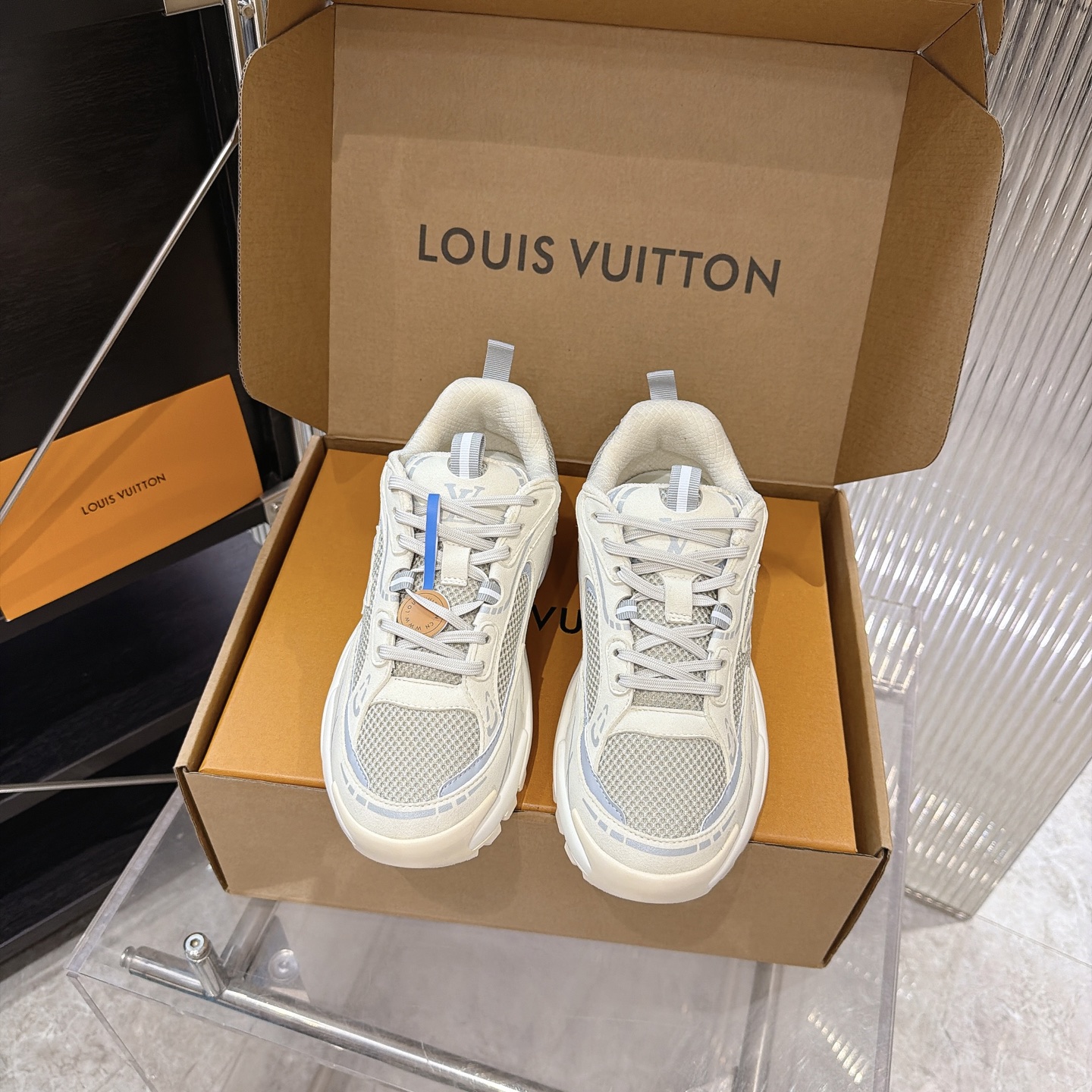 NO:884546,The latest colors and new styles are coming!  LV TARINE Louis Vuitton Donkey Brand L Family Cruise Exclusive Couple Style Casual Sports Shoes Skateboard Shoes Original purchase, development, production This LV Trainer sneaker is made of smooth cow leather with a Monogram pattern, telling the inspiration of retro basketball shoes. The complex upper is embellished with LV letters, and the logo traces back to 1854, the birth of the brand. Exquisite packaging at the delivery counter. Fabric: Original customized imported first-layer cowhide. Lining: Original customized breathable mesh lining. Outsole:  Original open mold non-slip TPU material, casual shoes/sports shoes, louis vuitton, louis vuitton, louis vuitton, louis vuitton, sneakers, cowhide19860909最新色新款 新款来袭！ LV TARINE路易威登 驴牌 L家 邮轮限定 情侣款 休闲 运动鞋 滑板鞋 原版购入开发 做货 本款 LV Trainer 运动鞋为光滑牛皮革描绘 Monogram 图案,讲述复古篮球鞋的灵感启发.繁复鞋面点缀 LV 字母,标识追溯品牌诞生的 1854 年 配送专柜精美包装 面料: 原版定制进口头层牛皮 内里: 原版定制透气网里 大底: 原版开模防滑TPU材质,休闲鞋/运动鞋,louis vuitton,louis vuitton,louis vuitton,louis vuitton,sneakers,cowhide,Women's Shoes