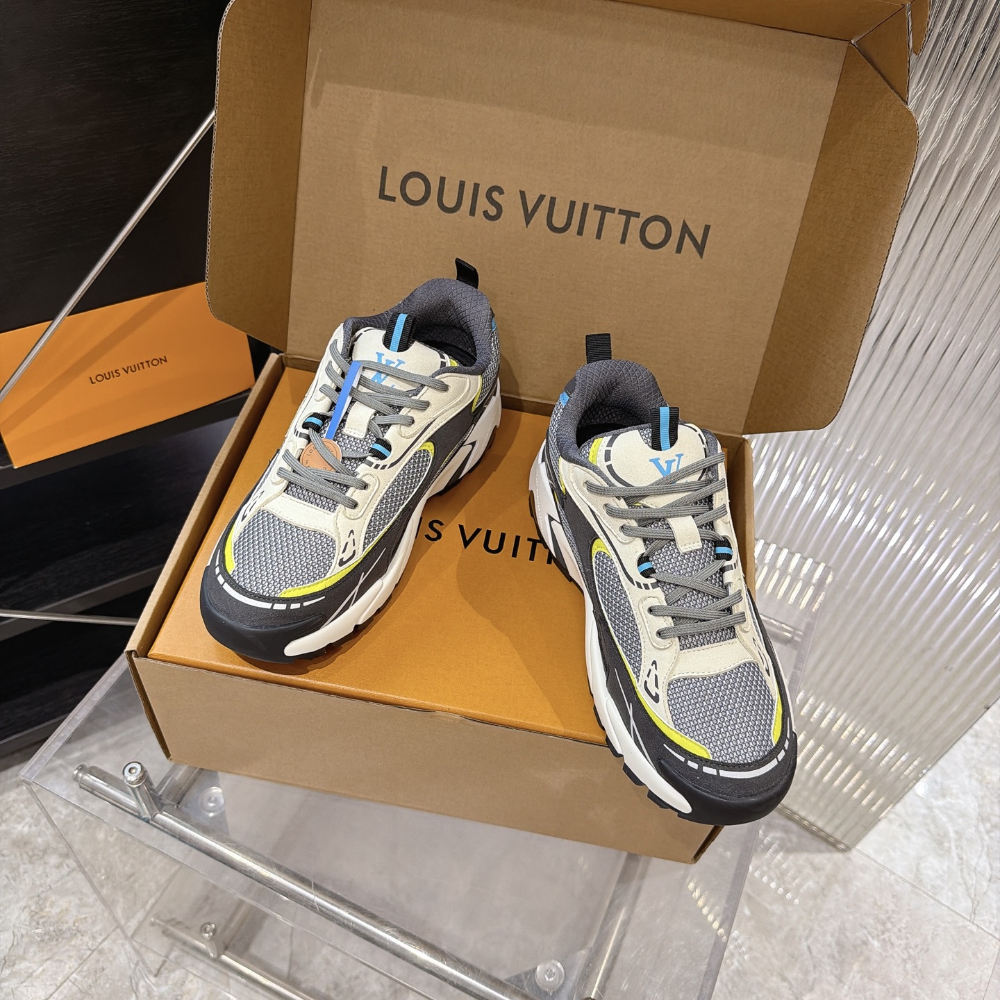 NO:884453,The latest colors and new styles are coming!  LV TARINE Louis Vuitton Donkey Brand L Family Cruise Exclusive Couple Style Casual Sports Shoes Skateboard Shoes Original purchase, development, production This LV Trainer sneaker is made of smooth cow leather with a Monogram pattern, telling the inspiration of retro basketball shoes. The complex upper is embellished with LV letters, and the logo traces back to 1854, the birth of the brand. Exquisite packaging at the delivery counter. Fabric: Original customized imported first-layer cowhide. Lining: Original customized breathable mesh lining. Outsole:  Original open mold non-slip TPU material, casual shoes/sports shoes, louis vuitton, louis vuitton, louis vuitton, louis vuitton, sneakers, cowhide19860909最新色新款 新款来袭！ LV TARINE路易威登 驴牌 L家 邮轮限定 情侣款 休闲 运动鞋 滑板鞋 原版购入开发 做货 本款 LV Trainer 运动鞋为光滑牛皮革描绘 Monogram 图案,讲述复古篮球鞋的灵感启发.繁复鞋面点缀 LV 字母,标识追溯品牌诞生的 1854 年 配送专柜精美包装 面料: 原版定制进口头层牛皮 内里: 原版定制透气网里 大底: 原版开模防滑TPU材质,休闲鞋/运动鞋,louis vuitton,louis vuitton,louis vuitton,louis vuitton,sneakers,cowhide,Women's Shoes