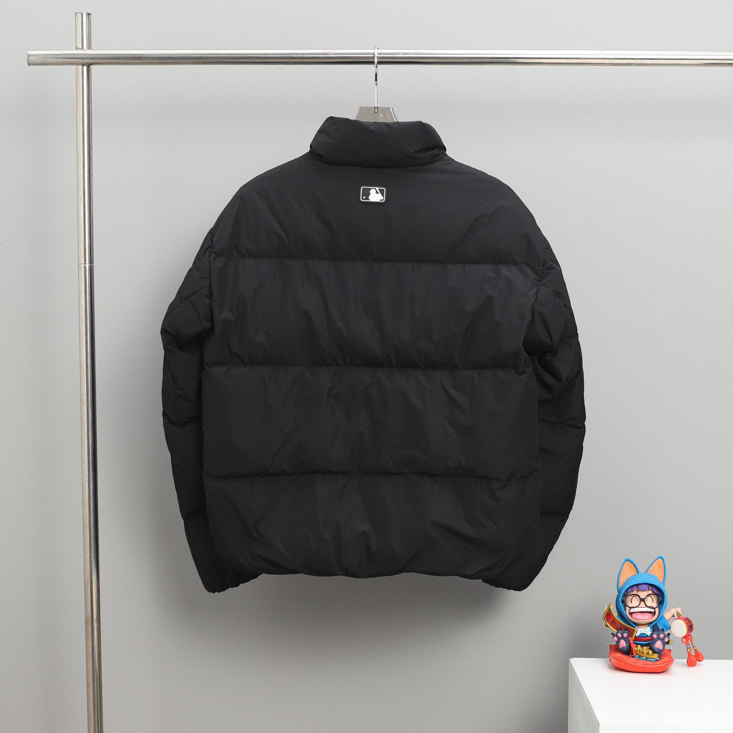 顶级💰280 代购级💰350  正品级 💰450 ⚪️MLB 经典刺绣小标羽绒服 虞书欣


左胸logo 男女同款情侣款 三标齐全现货  堪称防寒神器，简单的一件打底就足以抵御严寒，男女均可冬天永远不会过时的一件MLB♥️顶级原版面料：国内独家原厂面料具有特性：防钻绒防脱色！
内胆：400d高密度支数胆布彻底杜绝：钻绒漏绒跑绒，等现象。
辅料：原厂拉链胸链*1条侧口袋*2条可承受十万次拉力磨损！今年市场最高版本，所有细节全部对版，面料五金全部原版开模，充绒方面绝不含糊，双层胆布，绝不跑绒。质量保证！
颜色：黑色，白色，卡其实，蓝色，藏青色。
Size:XS-2XL