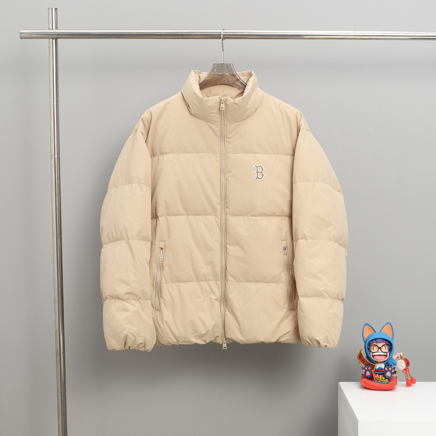 顶级💰280 代购级💰350  正品级 💰450 ⚪️MLB 经典刺绣小标羽绒服 虞书欣


左胸logo 男女同款情侣款 三标齐全现货  堪称防寒神器，简单的一件打底就足以抵御严寒，男女均可冬天永远不会过时的一件MLB♥️顶级原版面料：国内独家原厂面料具有特性：防钻绒防脱色！
内胆：400d高密度支数胆布彻底杜绝：钻绒漏绒跑绒，等现象。
辅料：原厂拉链胸链*1条侧口袋*2条可承受十万次拉力磨损！今年市场最高版本，所有细节全部对版，面料五金全部原版开模，充绒方面绝不含糊，双层胆布，绝不跑绒。质量保证！
颜色：黑色，白色，卡其实，蓝色，藏青色。
Size:XS-2XL