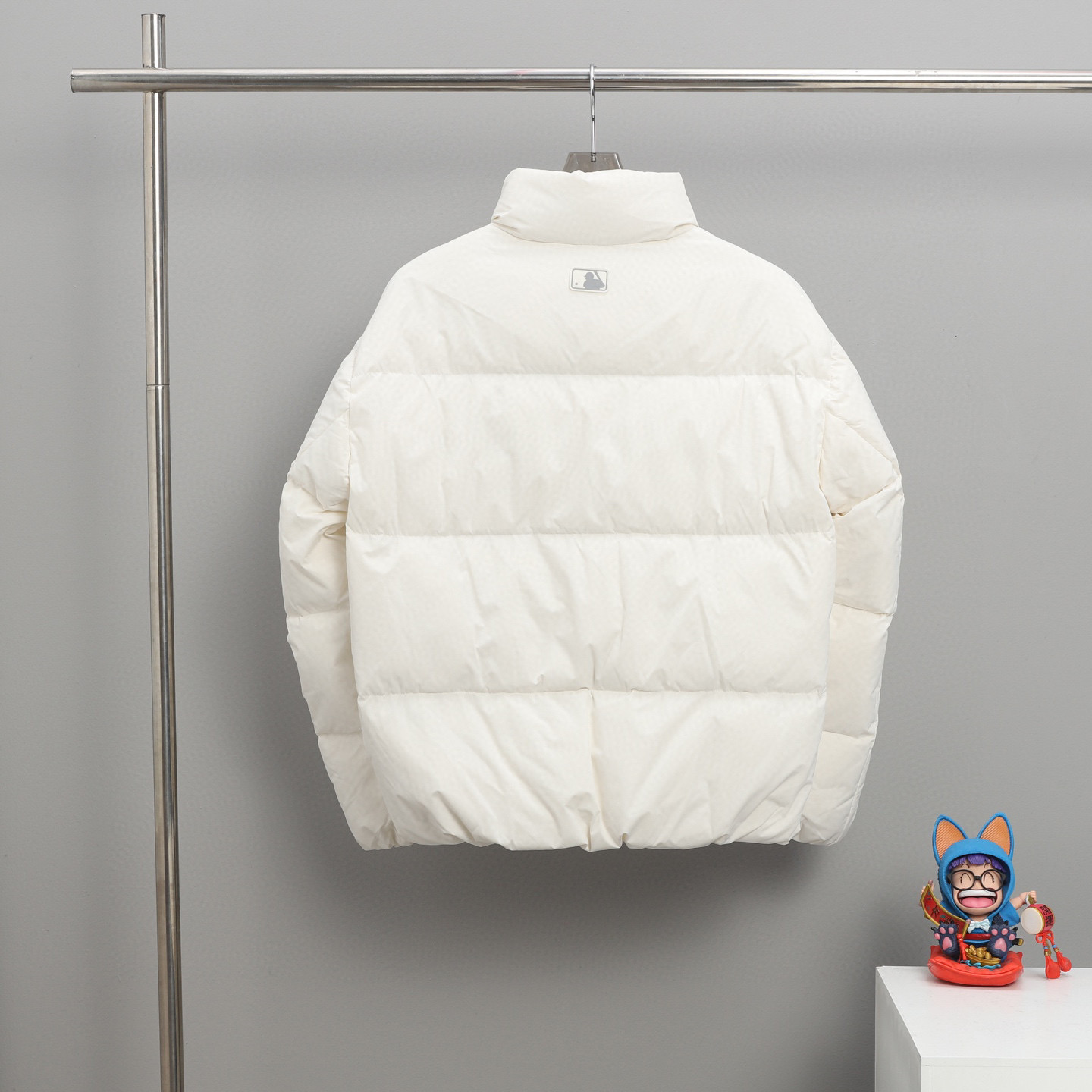 顶级💰280 代购级💰350  正品级 💰450 ⚪️MLB 经典刺绣小标羽绒服 虞书欣


左胸logo 男女同款情侣款 三标齐全现货  堪称防寒神器，简单的一件打底就足以抵御严寒，男女均可冬天永远不会过时的一件MLB♥️顶级原版面料：国内独家原厂面料具有特性：防钻绒防脱色！
内胆：400d高密度支数胆布彻底杜绝：钻绒漏绒跑绒，等现象。
辅料：原厂拉链胸链*1条侧口袋*2条可承受十万次拉力磨损！今年市场最高版本，所有细节全部对版，面料五金全部原版开模，充绒方面绝不含糊，双层胆布，绝不跑绒。质量保证！
颜色：黑色，白色，卡其实，蓝色，藏青色。
Size:XS-2XL