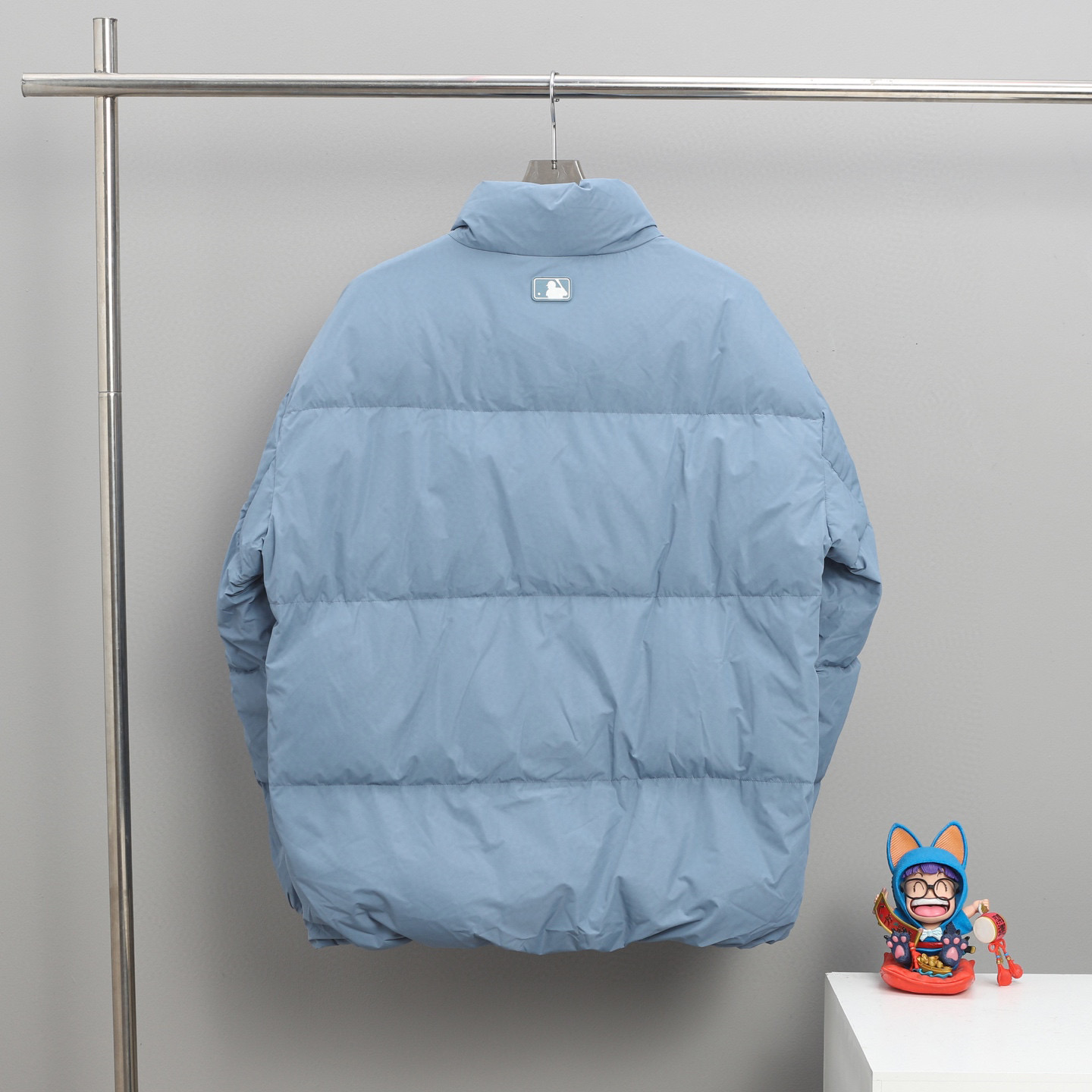 顶级💰280 代购级💰350  正品级 💰450 ⚪️MLB 经典刺绣小标羽绒服 虞书欣


左胸logo 男女同款情侣款 三标齐全现货  堪称防寒神器，简单的一件打底就足以抵御严寒，男女均可冬天永远不会过时的一件MLB♥️顶级原版面料：国内独家原厂面料具有特性：防钻绒防脱色！
内胆：400d高密度支数胆布彻底杜绝：钻绒漏绒跑绒，等现象。
辅料：原厂拉链胸链*1条侧口袋*2条可承受十万次拉力磨损！今年市场最高版本，所有细节全部对版，面料五金全部原版开模，充绒方面绝不含糊，双层胆布，绝不跑绒。质量保证！
颜色：黑色，白色，卡其实，蓝色，藏青色。
Size:XS-2XL