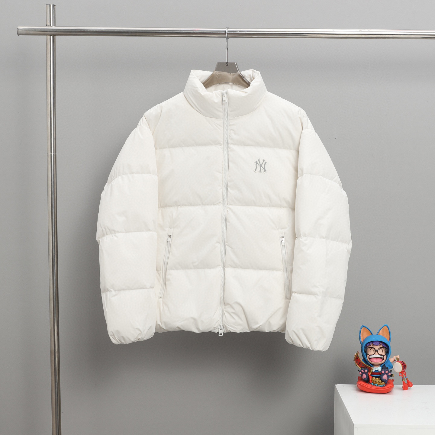 顶级💰280 代购级💰350  正品级 💰450 ⚪️MLB 经典刺绣小标羽绒服 虞书欣


左胸logo 男女同款情侣款 三标齐全现货  堪称防寒神器，简单的一件打底就足以抵御严寒，男女均可冬天永远不会过时的一件MLB♥️顶级原版面料：国内独家原厂面料具有特性：防钻绒防脱色！
内胆：400d高密度支数胆布彻底杜绝：钻绒漏绒跑绒，等现象。
辅料：原厂拉链胸链*1条侧口袋*2条可承受十万次拉力磨损！今年市场最高版本，所有细节全部对版，面料五金全部原版开模，充绒方面绝不含糊，双层胆布，绝不跑绒。质量保证！
颜色：黑色，白色，卡其实，蓝色，藏青色。
Size:XS-2XL