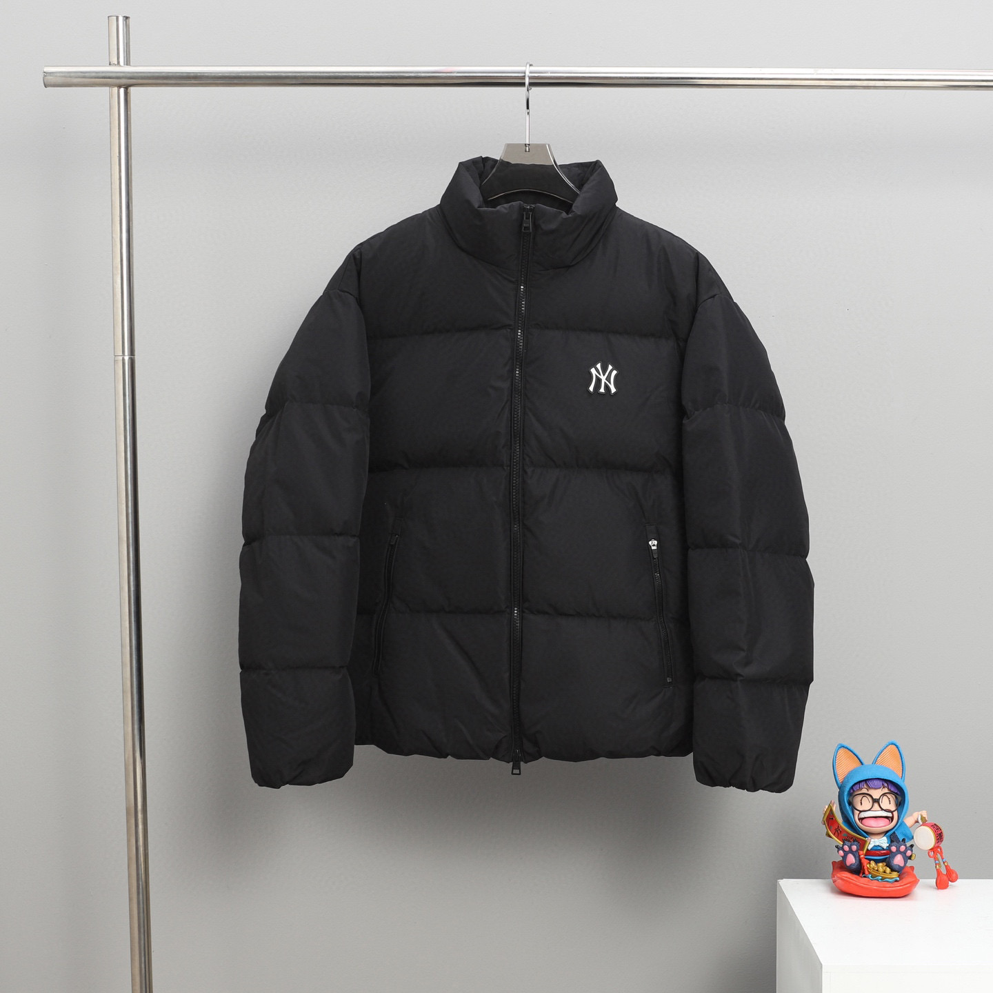 顶级💰280 代购级💰350  正品级 💰450 ⚪️MLB 经典刺绣小标羽绒服 虞书欣


左胸logo 男女同款情侣款 三标齐全现货  堪称防寒神器，简单的一件打底就足以抵御严寒，男女均可冬天永远不会过时的一件MLB♥️顶级原版面料：国内独家原厂面料具有特性：防钻绒防脱色！
内胆：400d高密度支数胆布彻底杜绝：钻绒漏绒跑绒，等现象。
辅料：原厂拉链胸链*1条侧口袋*2条可承受十万次拉力磨损！今年市场最高版本，所有细节全部对版，面料五金全部原版开模，充绒方面绝不含糊，双层胆布，绝不跑绒。质量保证！
颜色：黑色，白色，卡其实，蓝色，藏青色。
Size:XS-2XL