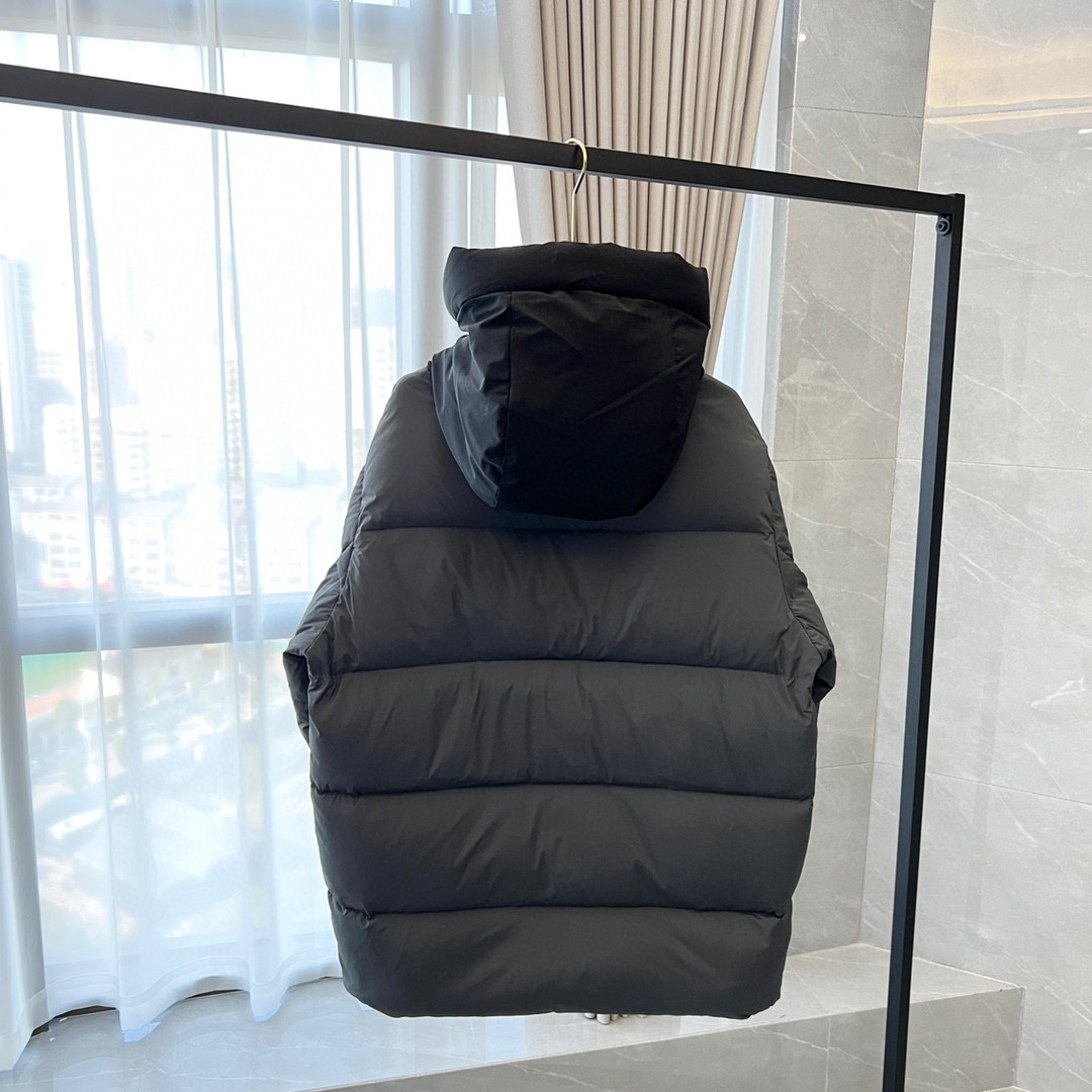 顶级💰450   代购级💰550  正品级💰680
𝗠𝗼𝗻𝗰𝗹𝗲𝗿｜蒙口 盟可睐 FW22 Madeira 黑标 黑武士/短款羽绒服

尺码: 1码，2码，3码，4码，5码
产品配色：灰白，黑色，碳灰

描述：
Madeira羽绒夹克是功能性衣橱的常备单品，采用Longue saison尼龙制成，提供出色温暖感且轻盈舒适。以宁静中性色调呈现，宽松版型向简洁设计致敬。

材料工艺解析：
1️⃣原版Nfc感应式防伪芯片
2️⃣国标95%纯白鸭绒，市面独家使用顶级羽绒，绝不吹虚鹅绒等一系列的错误理解
3️⃣ 面料: 100% 锦纶; 里料: 100% 锦纶 ，市面最顶级没有之一，一切遵照原版定制。
4⃣️原代加工厂出品电镀五金，全部原厂定制，非市场各类复刻版
5⃣️某某狼同代工厂出品，在品质方面一直是不去含糊，大厂出货大家都懂工人的工艺、QA与Qc品检 不是市面小厂可比的。

蒙口羽绒服，不吹嘘，目前能比我们做的更好的几乎没有！
用心做一件原版产品，让每一位客户有底气去给他的客户介绍说：这个是国内最顶级复刻版本。
好的产品不需要过多软文去衬托，
只有垃圾产品才会吹嘘：原单ZP 用洒洒洋洋几千字来打动消费者！
虽是F货但不输ZP！
支持15天无理由退货（不影响二次销售）