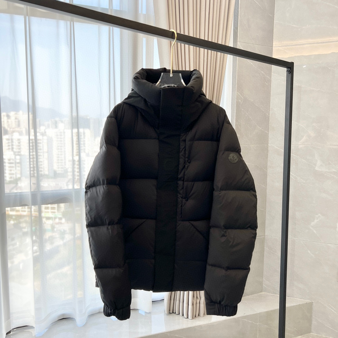 顶级💰450   代购级💰550  正品级💰680
𝗠𝗼𝗻𝗰𝗹𝗲𝗿｜蒙口 盟可睐 FW22 Madeira 黑标 黑武士/短款羽绒服

尺码: 1码，2码，3码，4码，5码
产品配色：灰白，黑色，碳灰

描述：
Madeira羽绒夹克是功能性衣橱的常备单品，采用Longue saison尼龙制成，提供出色温暖感且轻盈舒适。以宁静中性色调呈现，宽松版型向简洁设计致敬。

材料工艺解析：
1️⃣原版Nfc感应式防伪芯片
2️⃣国标95%纯白鸭绒，市面独家使用顶级羽绒，绝不吹虚鹅绒等一系列的错误理解
3️⃣ 面料: 100% 锦纶; 里料: 100% 锦纶 ，市面最顶级没有之一，一切遵照原版定制。
4⃣️原代加工厂出品电镀五金，全部原厂定制，非市场各类复刻版
5⃣️某某狼同代工厂出品，在品质方面一直是不去含糊，大厂出货大家都懂工人的工艺、QA与Qc品检 不是市面小厂可比的。

蒙口羽绒服，不吹嘘，目前能比我们做的更好的几乎没有！
用心做一件原版产品，让每一位客户有底气去给他的客户介绍说：这个是国内最顶级复刻版本。
好的产品不需要过多软文去衬托，
只有垃圾产品才会吹嘘：原单ZP 用洒洒洋洋几千字来打动消费者！
虽是F货但不输ZP！
支持15天无理由退货（不影响二次销售）
