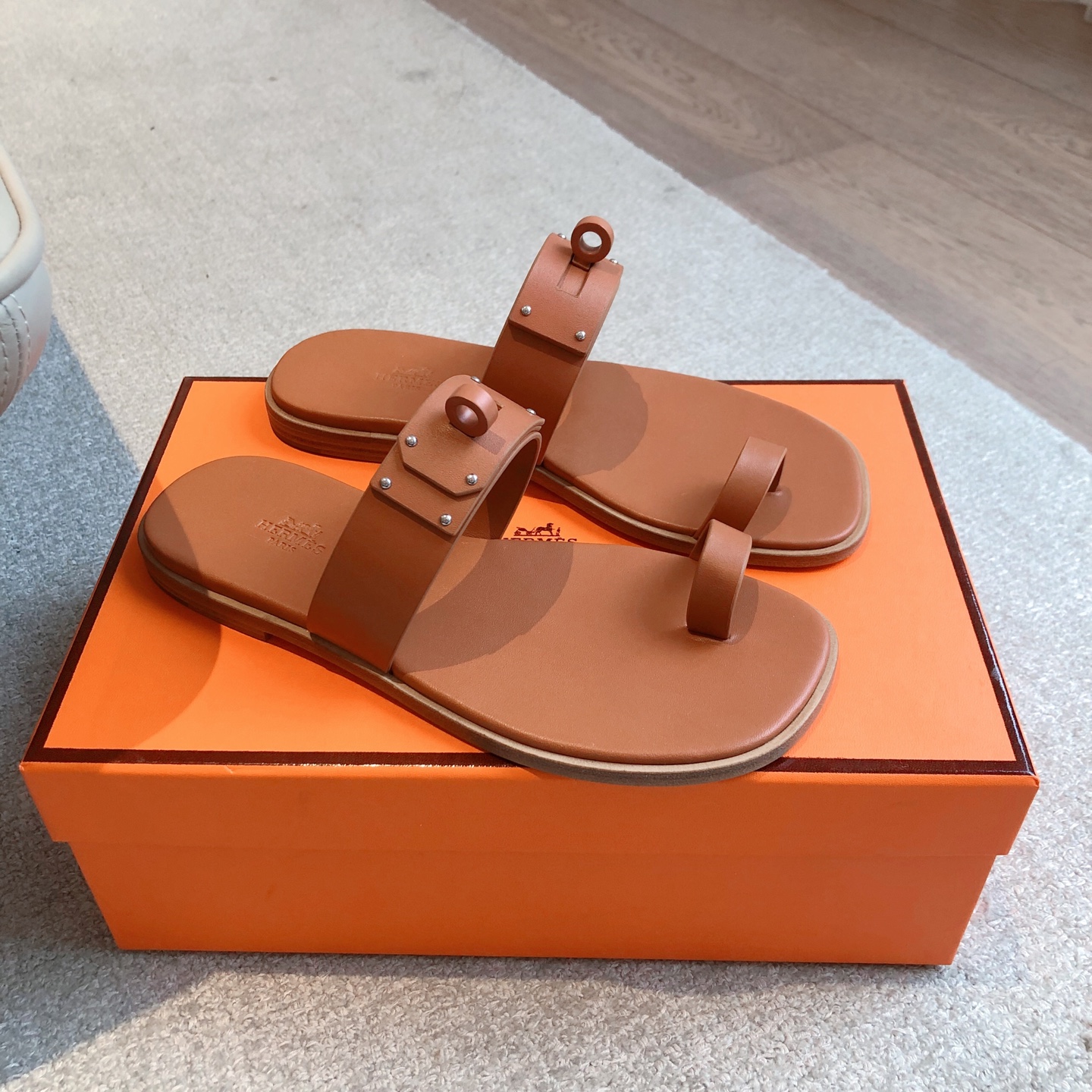 NO:165106,Hermes... a Eclair 2025 new Kelly  hit series. The style is super positive, the body is breathable, comfortable imported cowhide. A single item that combines the appearance and comfort in spring and summer colors!  Channel supply code size 35-39 can be set 40.41.42, slippers, christian louboutin, hermes, slippers, cowhide19860909Hermes... a Eclair 2025新款Kelly 爆款系列 版型超正,透体透气 舒适的进口牛皮 春夏拼色兼具颜值舒适度的单品！ 渠道货源 码数 size 35-39可定40.41.42,拖鞋,christian louboutin,hermes,slippers,cowhide,Women's Shoes