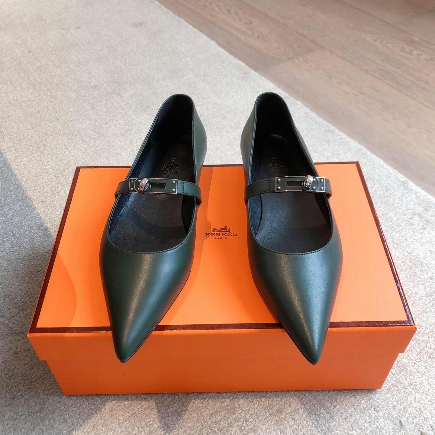 NO:165100,Hermes... a Eclair 2025 new Kelly  hit series. The style is super positive, the body is breathable, comfortable imported cowhide. A single item that combines the appearance and comfort in spring and summer colors!  Channel supply code size 35-39 can be determined by 40.41.42, single shoes, christian louboutin, hermes, cowhide19860909Hermes... a Eclair 2025新款Kelly 爆款系列 版型超正,透体透气 舒适的进口牛皮 春夏拼色兼具颜值舒适度的单品！ 渠道货源 码数 size 35-39可定40.41.42,单鞋,christian louboutin,hermes,cowhide,Women's Shoes