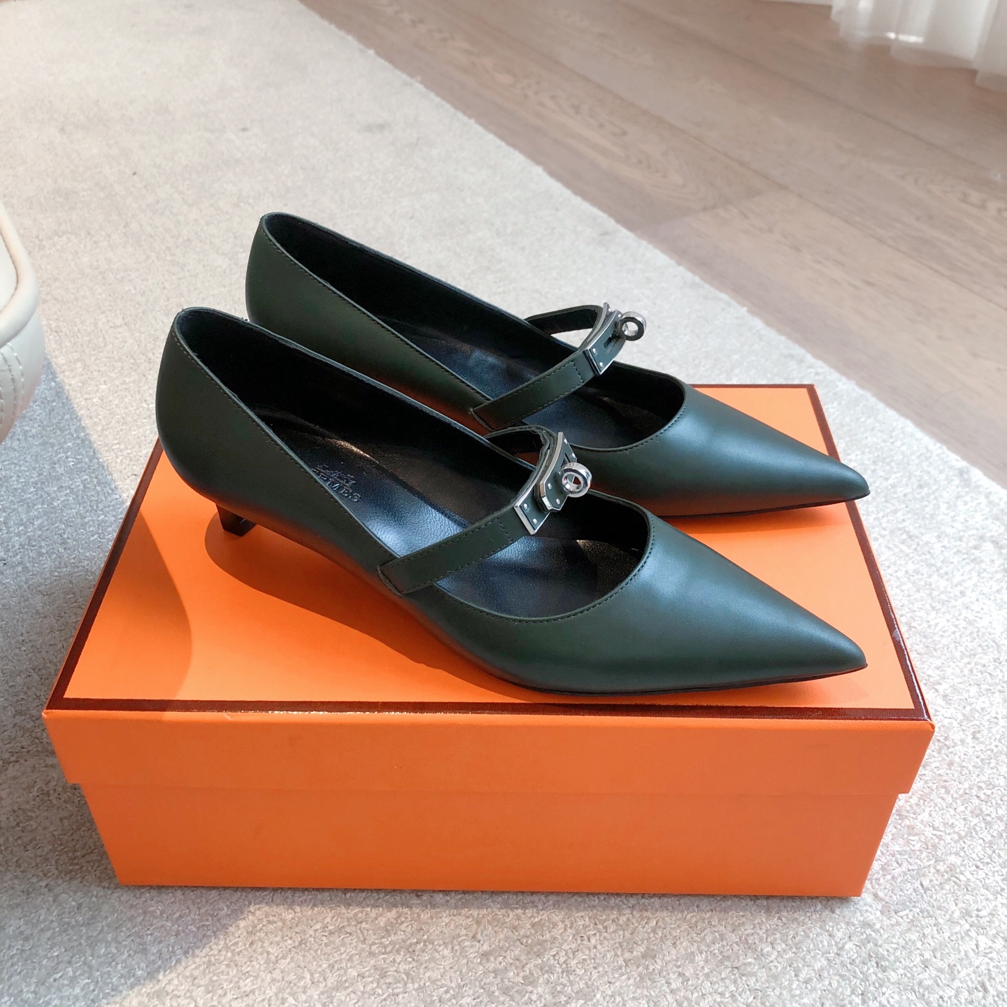 NO:165104,Hermes... a Eclair 2025 new Kelly  hit series. The style is super positive, the body is breathable, comfortable imported cowhide. A single item that combines the appearance and comfort in spring and summer colors!  Channel supply Heel height 4.5cm Size 35-39 can be set 40.41.42, single shoes, christian louboutin, hermes, cowhide19860909Hermes... a Eclair 2025新款Kelly 爆款系列 版型超正,透体透气 舒适的进口牛皮 春夏拼色兼具颜值舒适度的单品！ 渠道货源 跟高4.5cm 码数 size 35-39可定40.41.42,单鞋,christian louboutin,hermes,cowhide,Women's Shoes