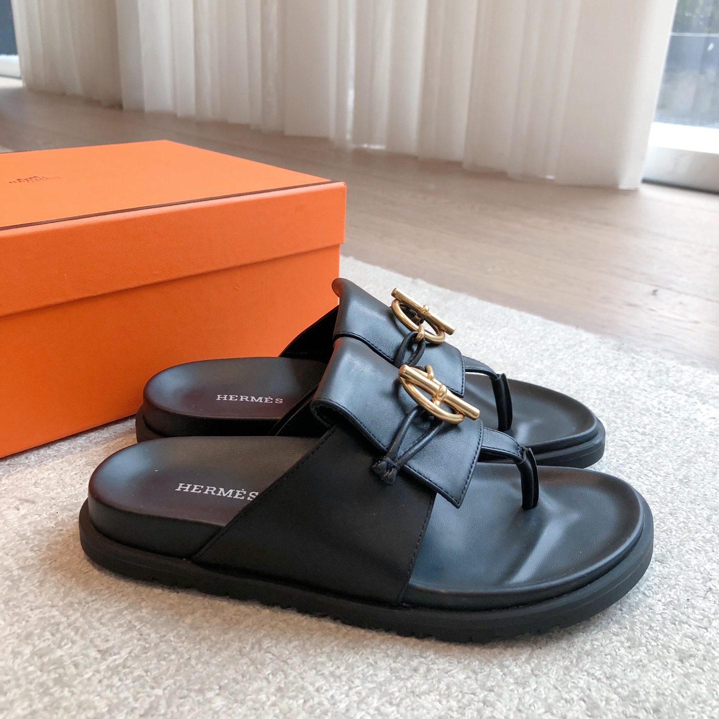Hermes... 平底拖鞋
2025新品+爆款系列
真皮大底，独家开模五金扣，进口牛皮
春夏拼色兼具颜值舒适度的单品！
渠道货源 P330
女码35-39 可订做40 41 42 