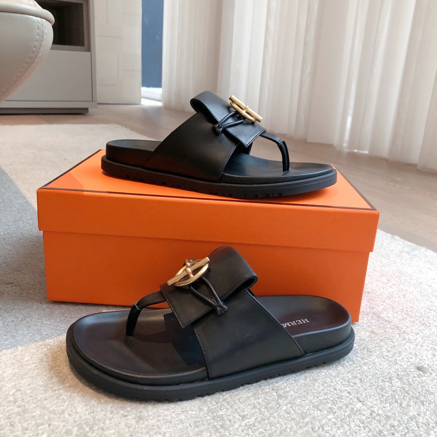 Hermes... 平底拖鞋
2025新品+爆款系列
真皮大底，独家开模五金扣，进口牛皮
春夏拼色兼具颜值舒适度的单品！
渠道货源 P330
女码35-39 可订做40 41 42 