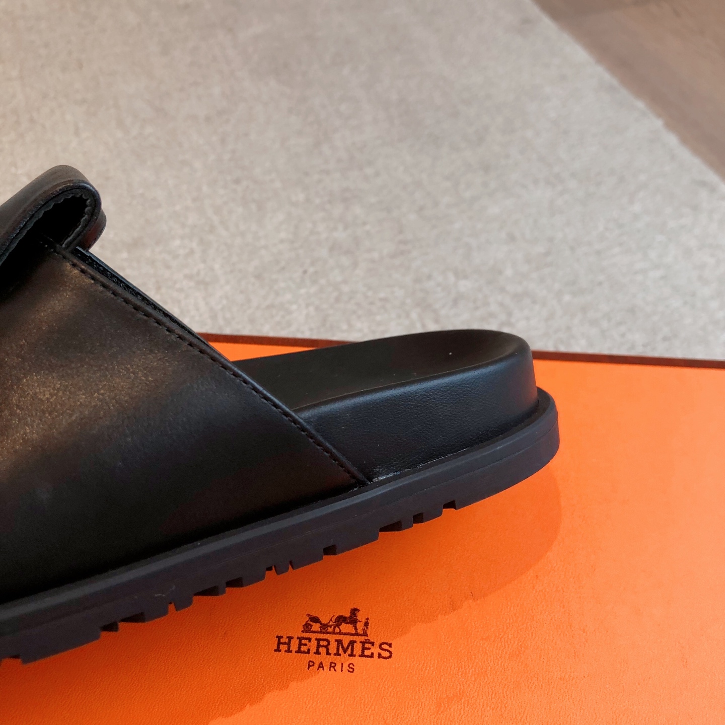 Hermes... 平底拖鞋
2025新品+爆款系列
真皮大底，独家开模五金扣，进口牛皮
春夏拼色兼具颜值舒适度的单品！
渠道货源 P330
女码35-39 可订做40 41 42 