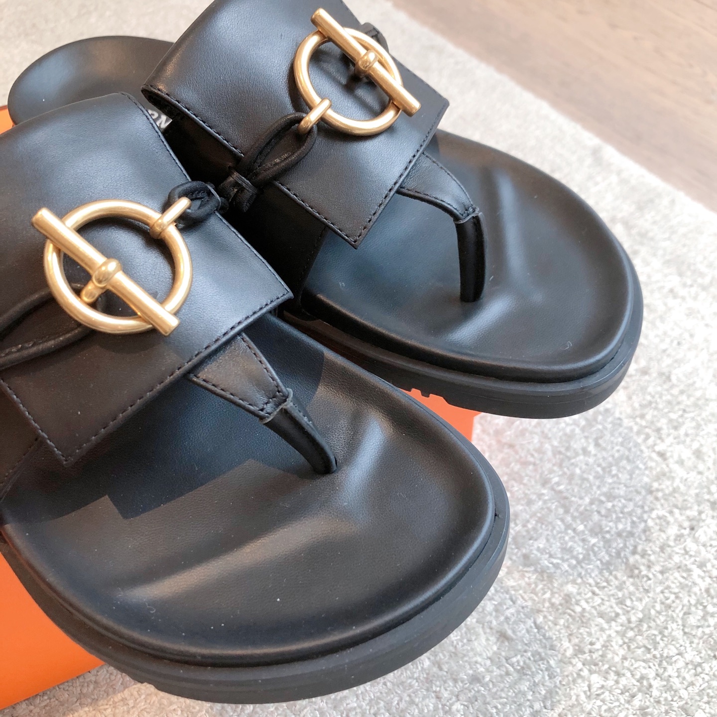 Hermes... 平底拖鞋
2025新品+爆款系列
真皮大底，独家开模五金扣，进口牛皮
春夏拼色兼具颜值舒适度的单品！
渠道货源 P330
女码35-39 可订做40 41 42 