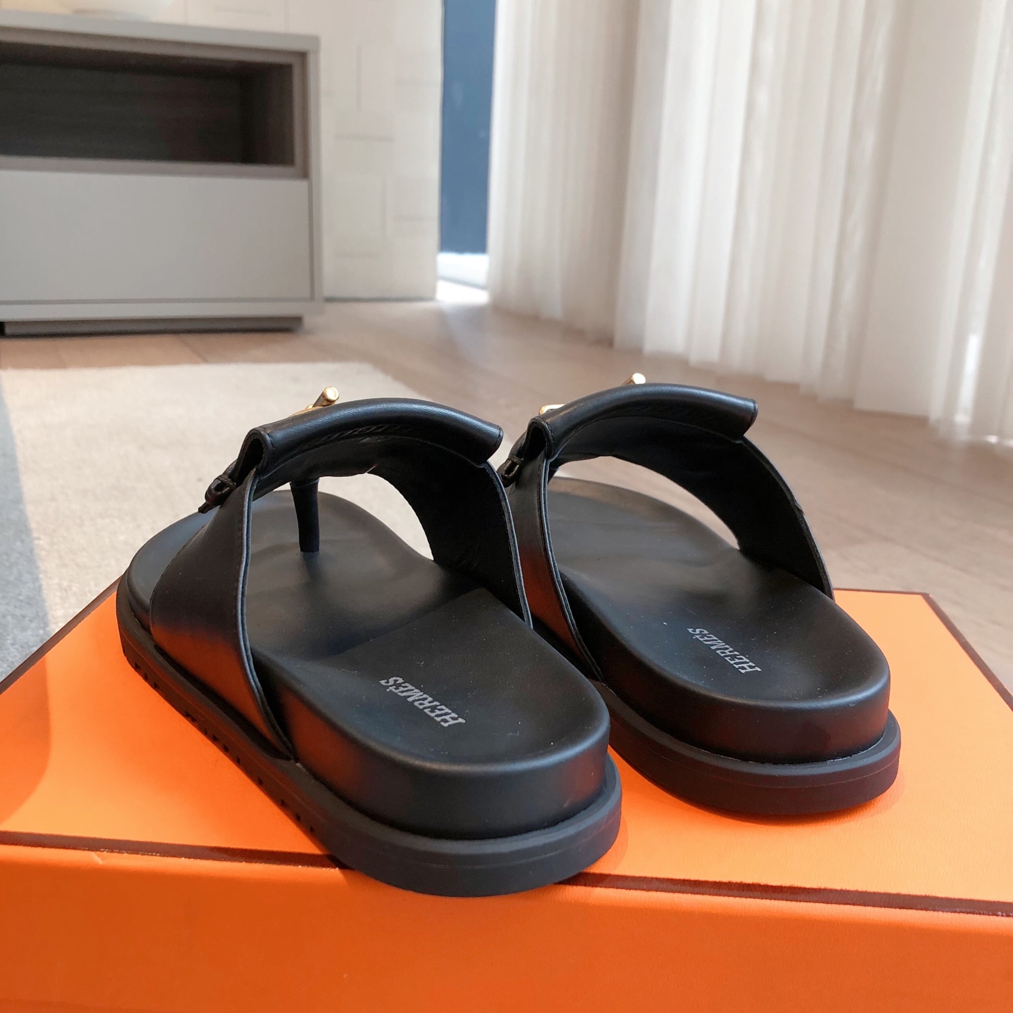 Hermes... 平底拖鞋
2025新品+爆款系列
真皮大底，独家开模五金扣，进口牛皮
春夏拼色兼具颜值舒适度的单品！
渠道货源 P330
女码35-39 可订做40 41 42 