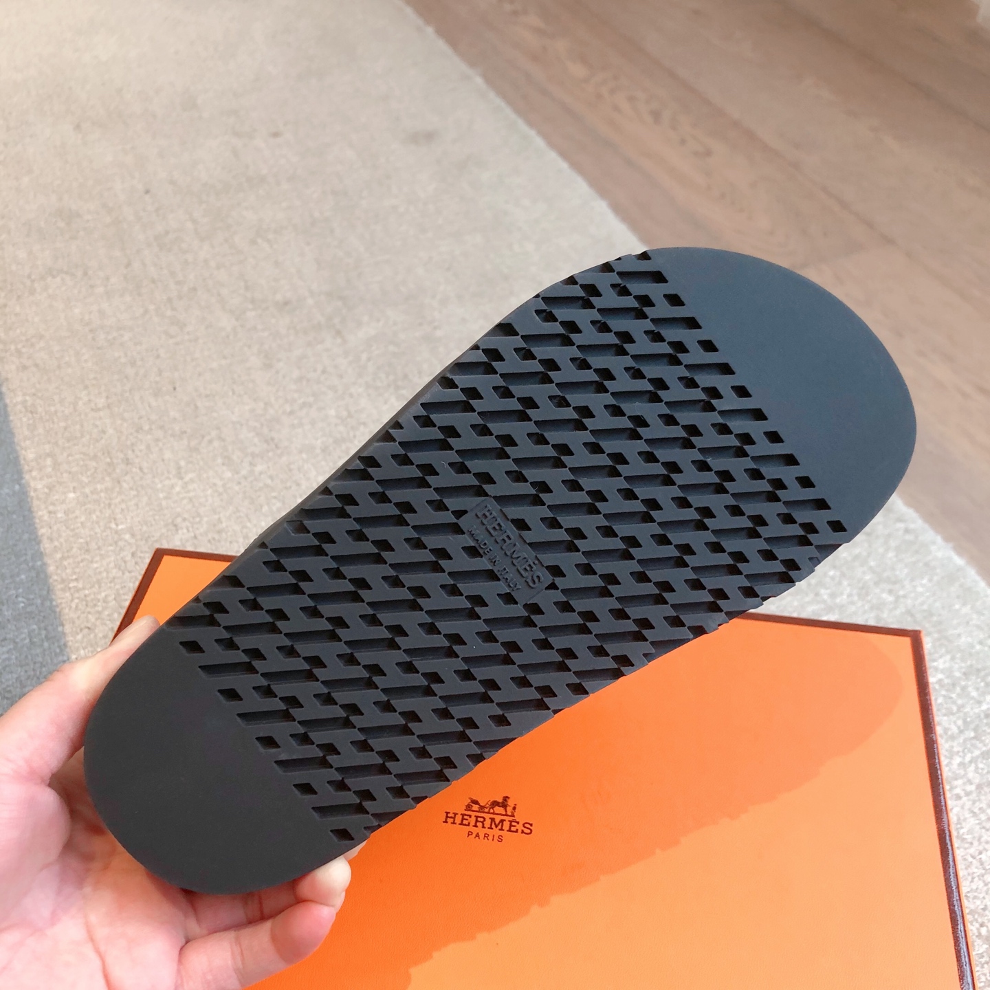 Hermes... 平底拖鞋
2025新品+爆款系列
真皮大底，独家开模五金扣，进口牛皮
春夏拼色兼具颜值舒适度的单品！
渠道货源 P330
女码35-39 可订做40 41 42 