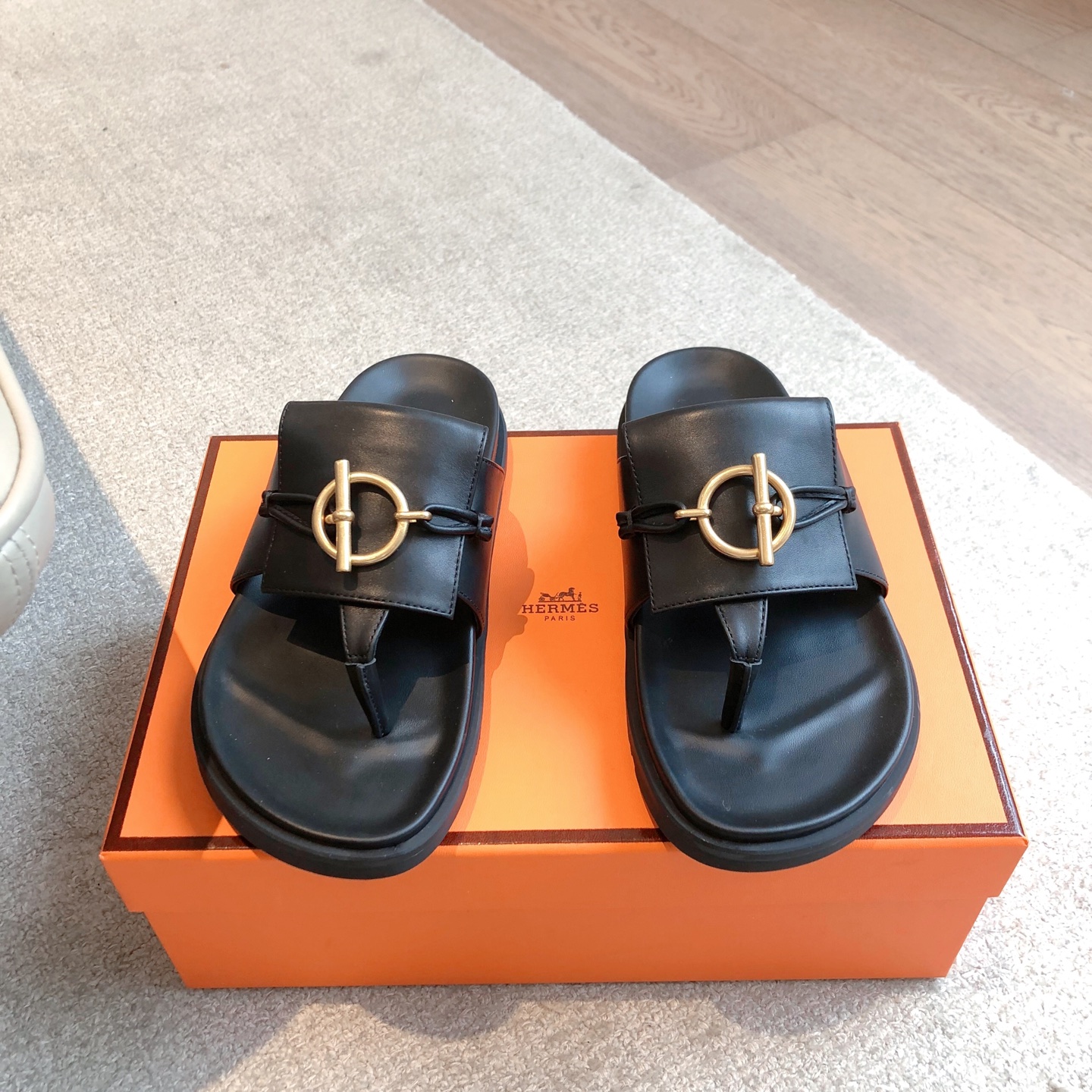 Hermes... 平底拖鞋
2025新品+爆款系列
真皮大底，独家开模五金扣，进口牛皮
春夏拼色兼具颜值舒适度的单品！
渠道货源 P330
女码35-39 可订做40 41 42 
