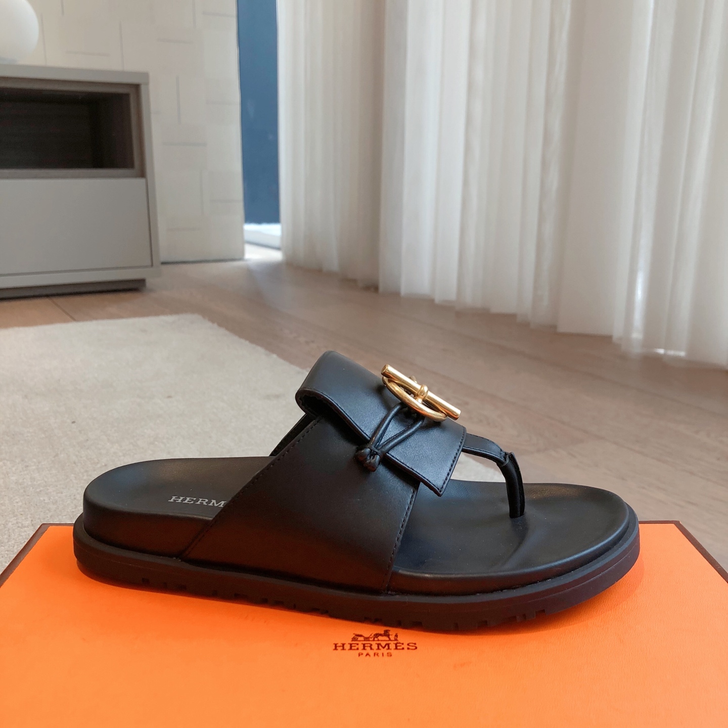 Hermes... 平底拖鞋
2025新品+爆款系列
真皮大底，独家开模五金扣，进口牛皮
春夏拼色兼具颜值舒适度的单品！
渠道货源 P330
女码35-39 可订做40 41 42 