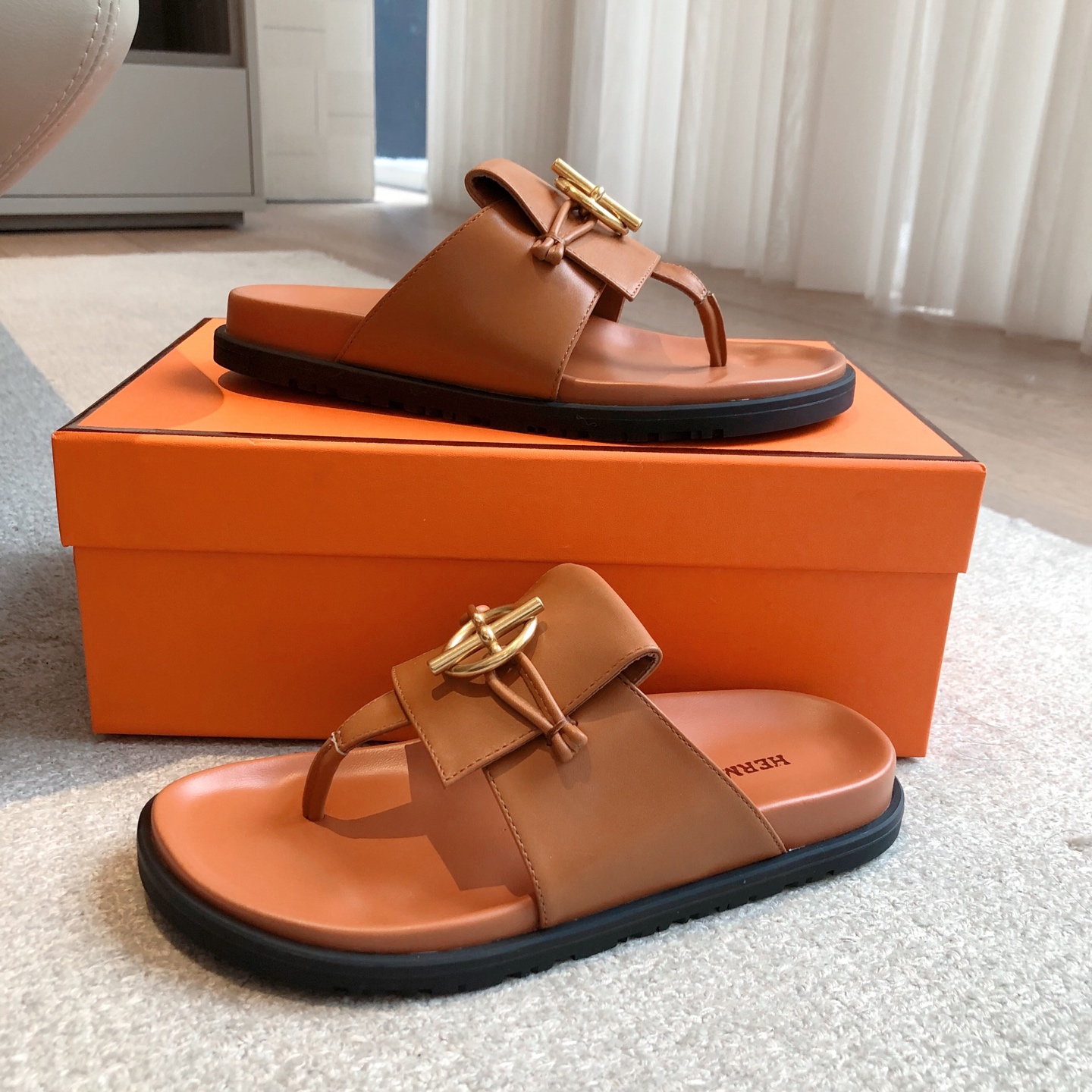 Hermes... 平底拖鞋
2025新品+爆款系列
真皮大底，独家开模五金扣，进口牛皮
春夏拼色兼具颜值舒适度的单品！
渠道货源 P330
女码35-39 可订做40 41 42 