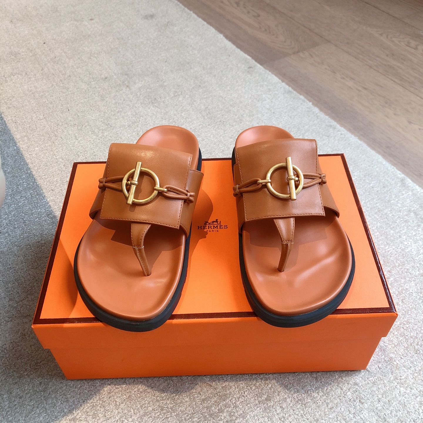 Hermes... 平底拖鞋
2025新品+爆款系列
真皮大底，独家开模五金扣，进口牛皮
春夏拼色兼具颜值舒适度的单品！
渠道货源 P330
女码35-39 可订做40 41 42 