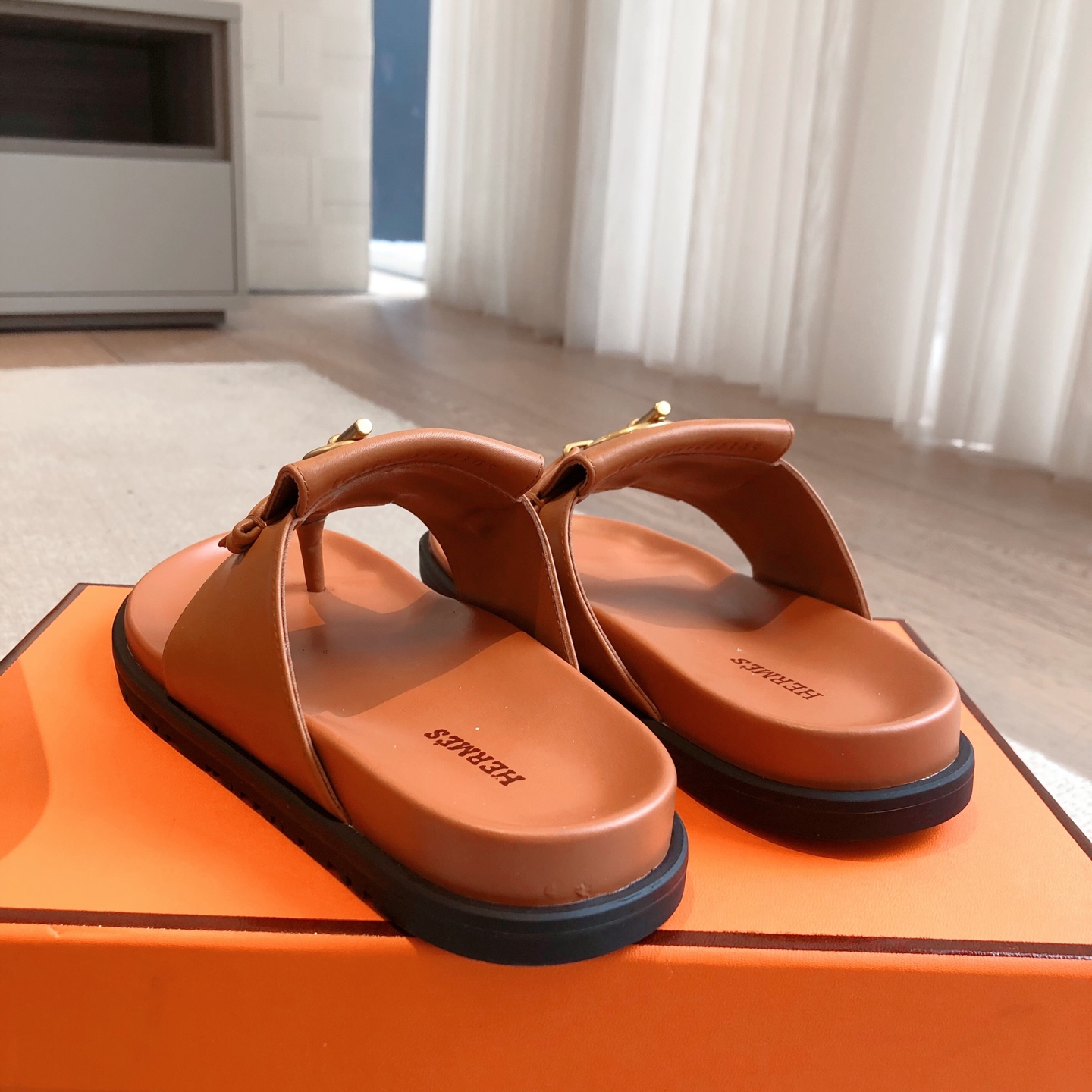 Hermes... 平底拖鞋
2025新品+爆款系列
真皮大底，独家开模五金扣，进口牛皮
春夏拼色兼具颜值舒适度的单品！
渠道货源 P330
女码35-39 可订做40 41 42 