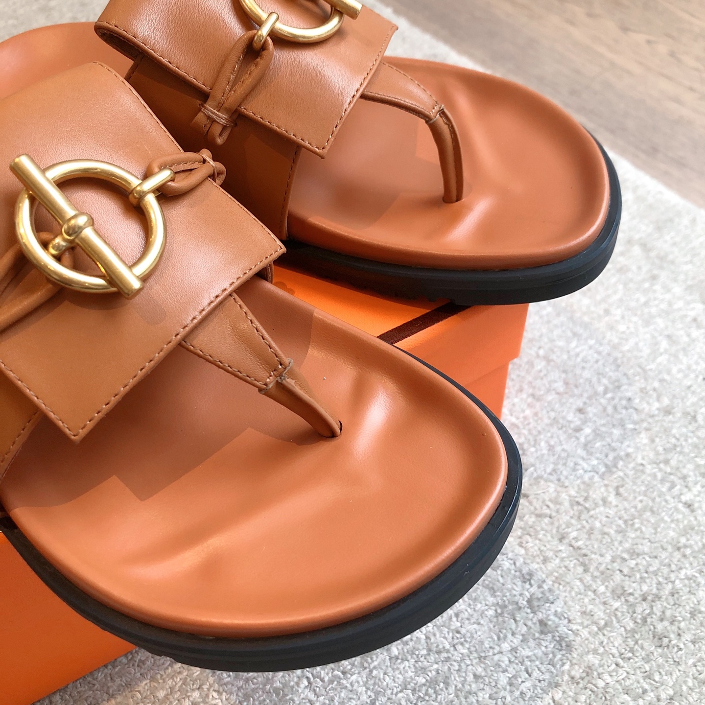 Hermes... 平底拖鞋
2025新品+爆款系列
真皮大底，独家开模五金扣，进口牛皮
春夏拼色兼具颜值舒适度的单品！
渠道货源 P330
女码35-39 可订做40 41 42 