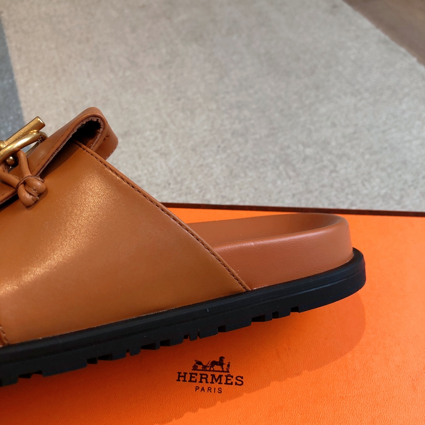 Hermes... 平底拖鞋
2025新品+爆款系列
真皮大底，独家开模五金扣，进口牛皮
春夏拼色兼具颜值舒适度的单品！
渠道货源 P330
女码35-39 可订做40 41 42 