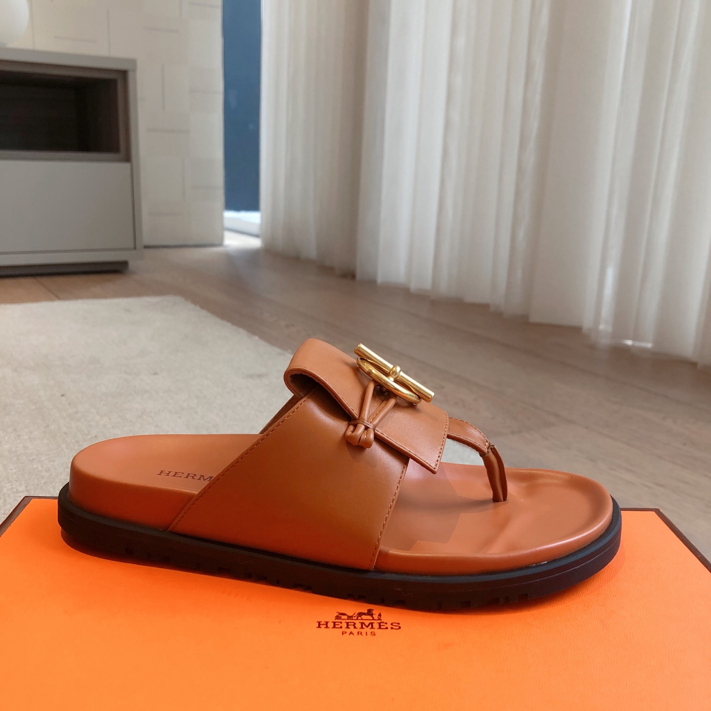 Hermes... 平底拖鞋
2025新品+爆款系列
真皮大底，独家开模五金扣，进口牛皮
春夏拼色兼具颜值舒适度的单品！
渠道货源 P330
女码35-39 可订做40 41 42 