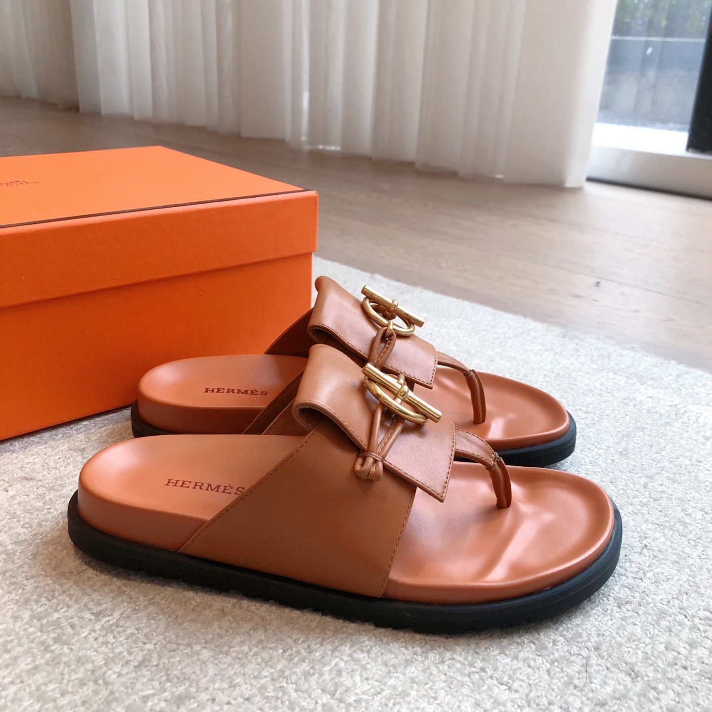 Hermes... 平底拖鞋
2025新品+爆款系列
真皮大底，独家开模五金扣，进口牛皮
春夏拼色兼具颜值舒适度的单品！
渠道货源 P330
女码35-39 可订做40 41 42 