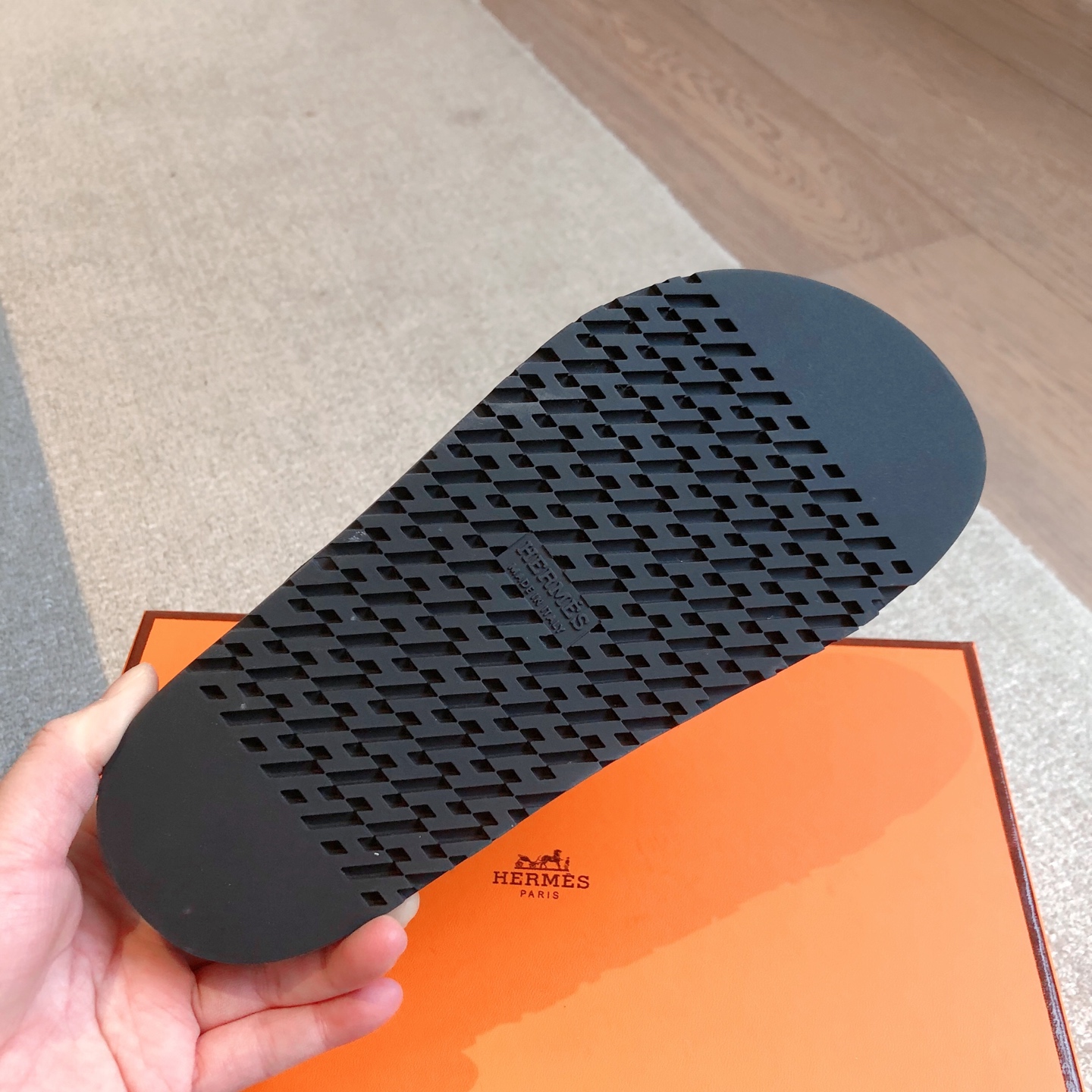 Hermes... 平底拖鞋
2025新品+爆款系列
真皮大底，独家开模五金扣，进口牛皮
春夏拼色兼具颜值舒适度的单品！
渠道货源 P330
女码35-39 可订做40 41 42 