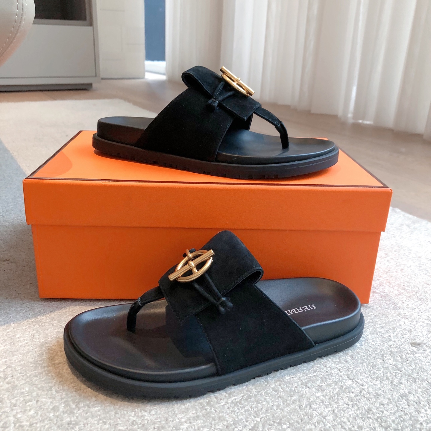 Hermes... 平底拖鞋
2025新品+爆款系列
真皮大底，独家开模五金扣，进口牛皮
春夏拼色兼具颜值舒适度的单品！
渠道货源 P330
女码35-39 可订做40 41 42 